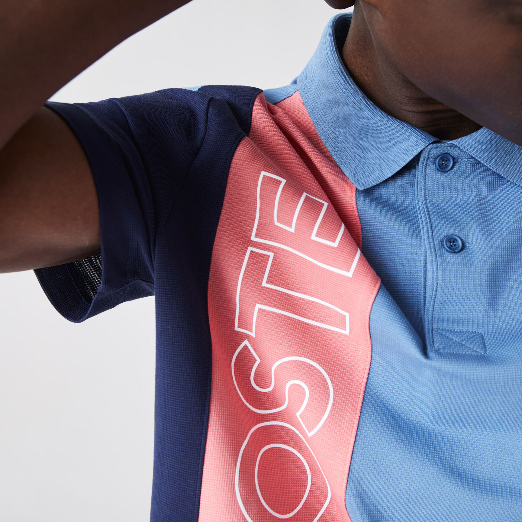 قميص بولو للرجال قصة عادية بكتل لونية من نسيج محبوك فائق الخفة