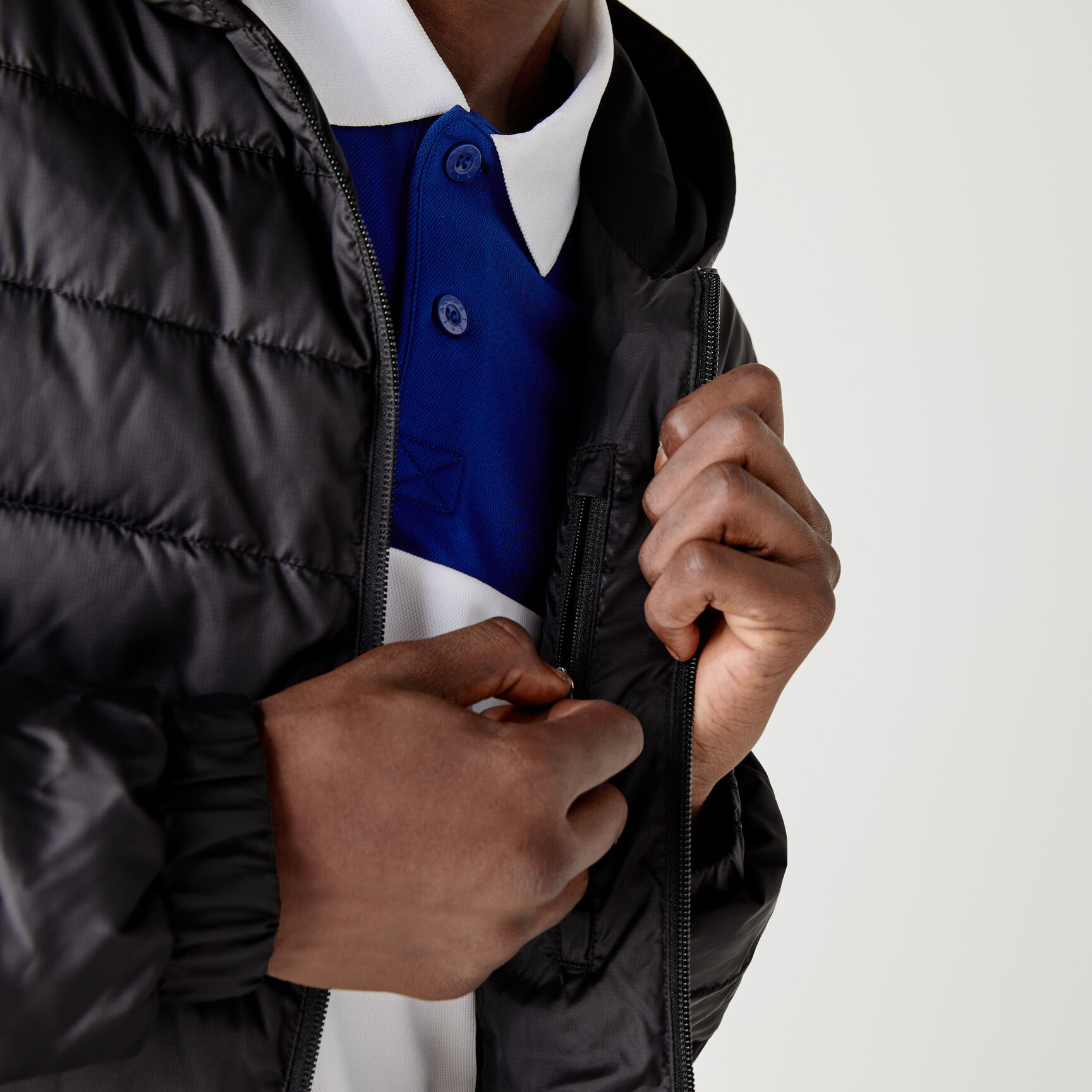 سترة مبطنة ضد الماء بغطاء رأس للرجال من مجموعة Lacoste SPORT سترة مبطنة ضد الماء بغطاء رأس للرجال من مجموعة Lacoste SPORT