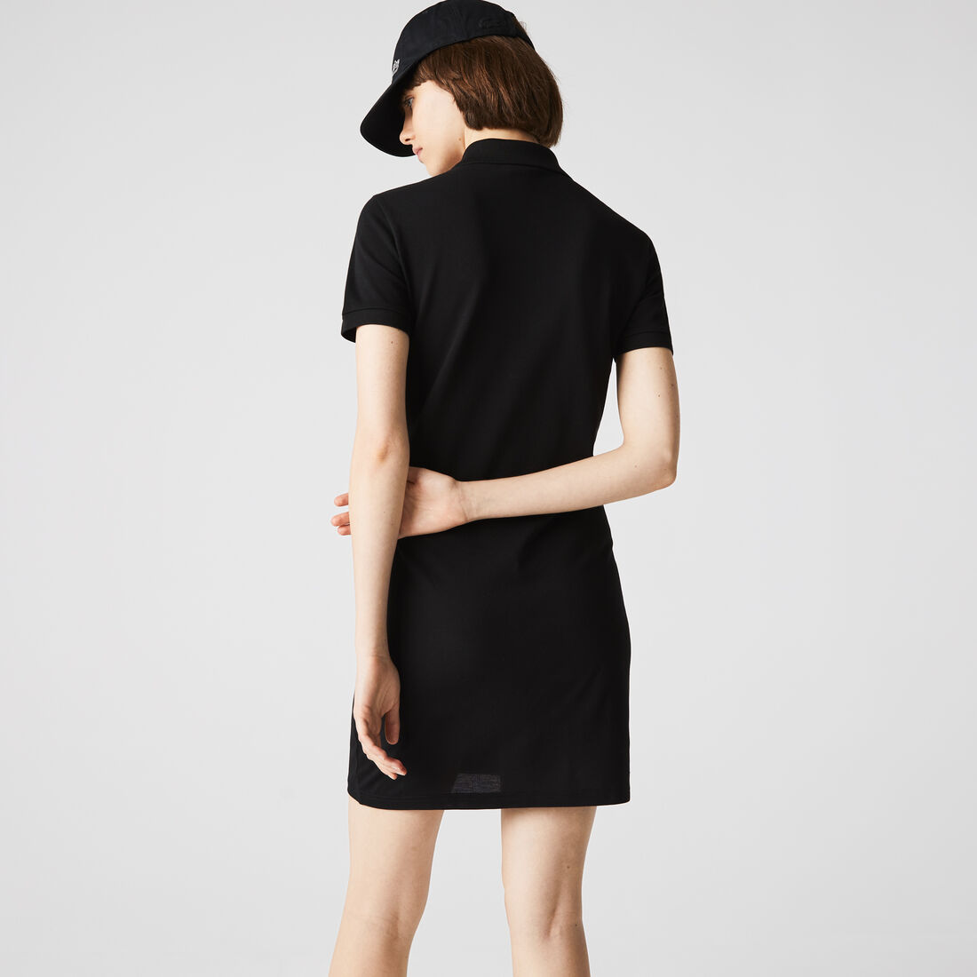 فستان بولو بيكيه القطن المرن مجموعة Lacoste LIVE للنساء فستان بولو بيكيه القطن المرن مجموعة Lacoste LIVE للنساء