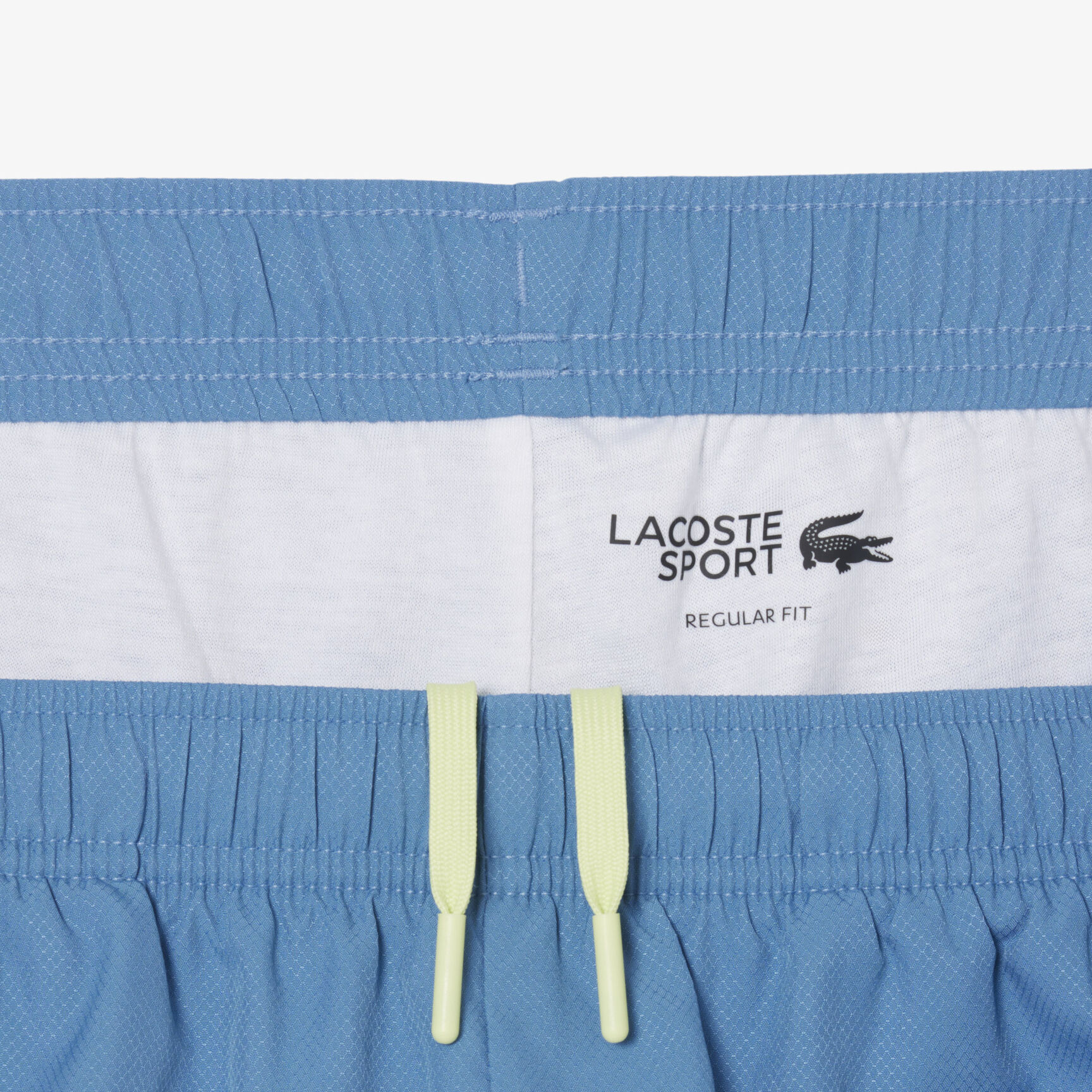 طقم رياضي مزين بتفاصيل أنيقة