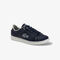 حذاء رياضي للشباب من مواد صناعية برباط بلون متباين من مجموعة Carnaby Evo لاكوست حذاء رياضي للشباب من مواد صناعية برباط بلون متباين من مجموعة carnaby evo