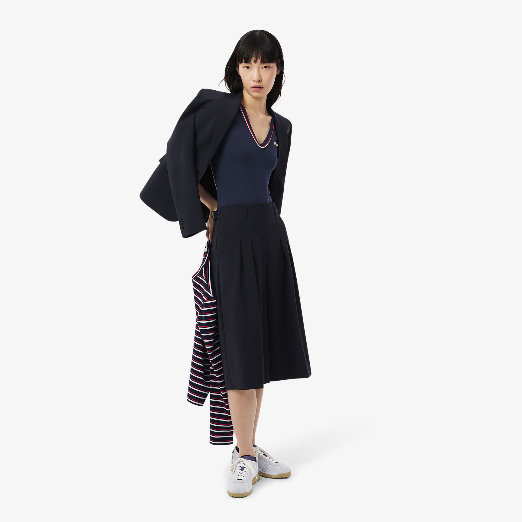 بدلة قطنية مفتوحة من الخلف بقصة ضيقة