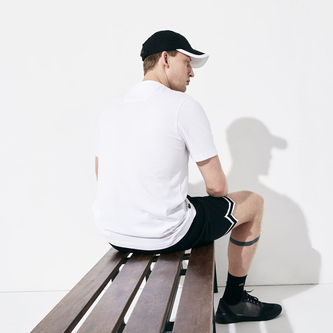 قميص تي-شيرت قطني مطبوع عليه علامة تمساح عاكسة للضوء من مجموعة Lacoste SPORT للرجال قميص تي-شيرت قطني مطبوع عليه علامة تمساح عاكسة للضوء من مجموعة Lacoste SPORT للرجال