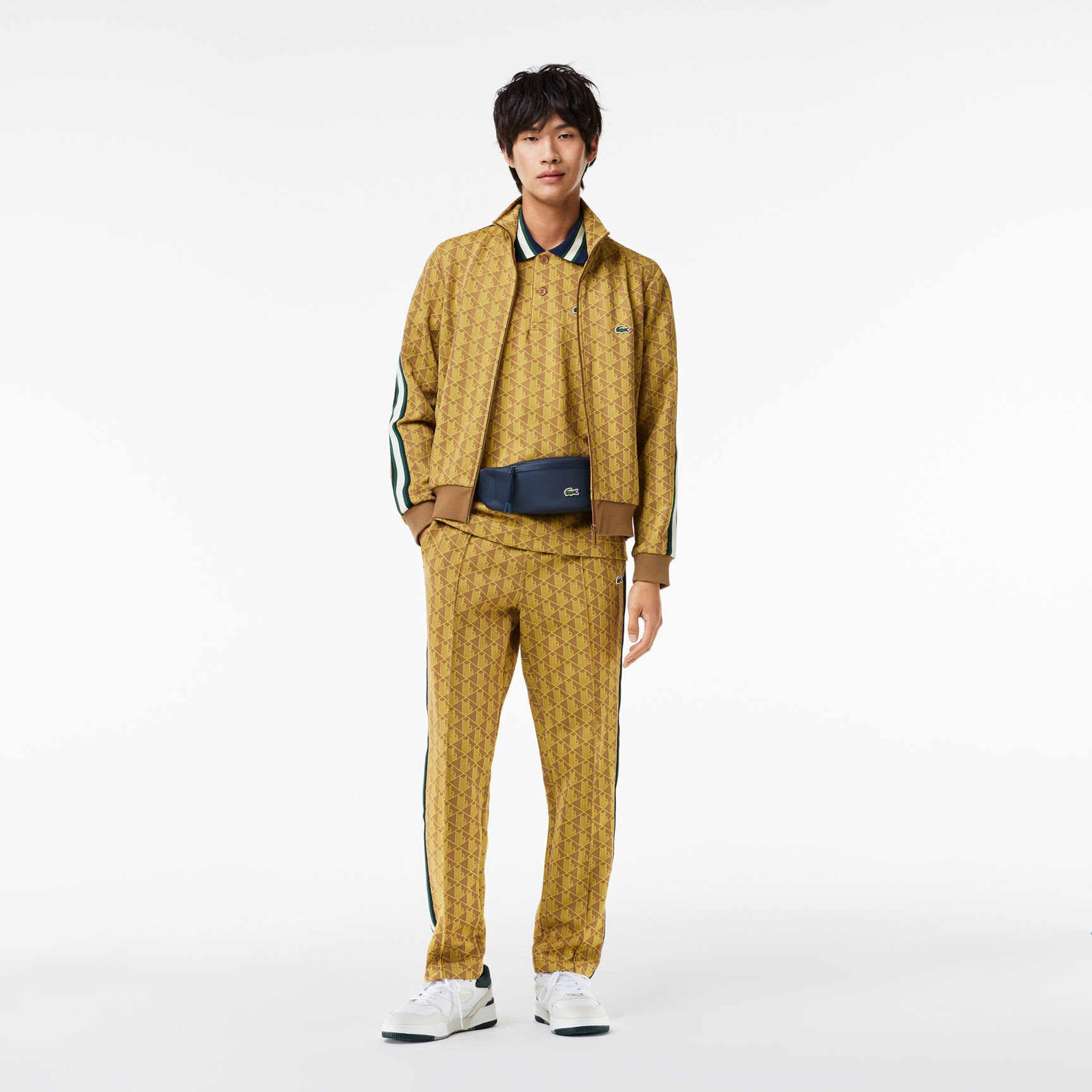 قميص بولو كلاسيكي بقصّة كلاسيكية من قماش الجاكار أحادي اللون قميص بولو كلاسيكي بقصّة كلاسيكية من قماش الجاكار أحادي اللون