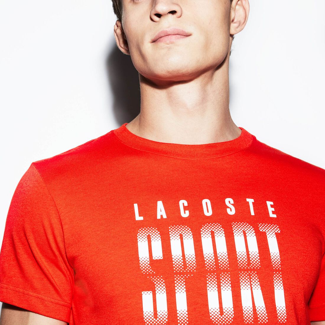 قميص تي-شيرت للرجال لرياضة التنس من الجيرسيه العملي بفتحة رقبة دائرية ومزدان بحروف أنيقة من مجموعة Lacoste SPORT قميص تي-شيرت للرجال لرياضة التنس من الجيرسيه العملي بفتحة رقبة دائرية ومزدان بحروف أنيقة من مجموعة Lacoste SPORT