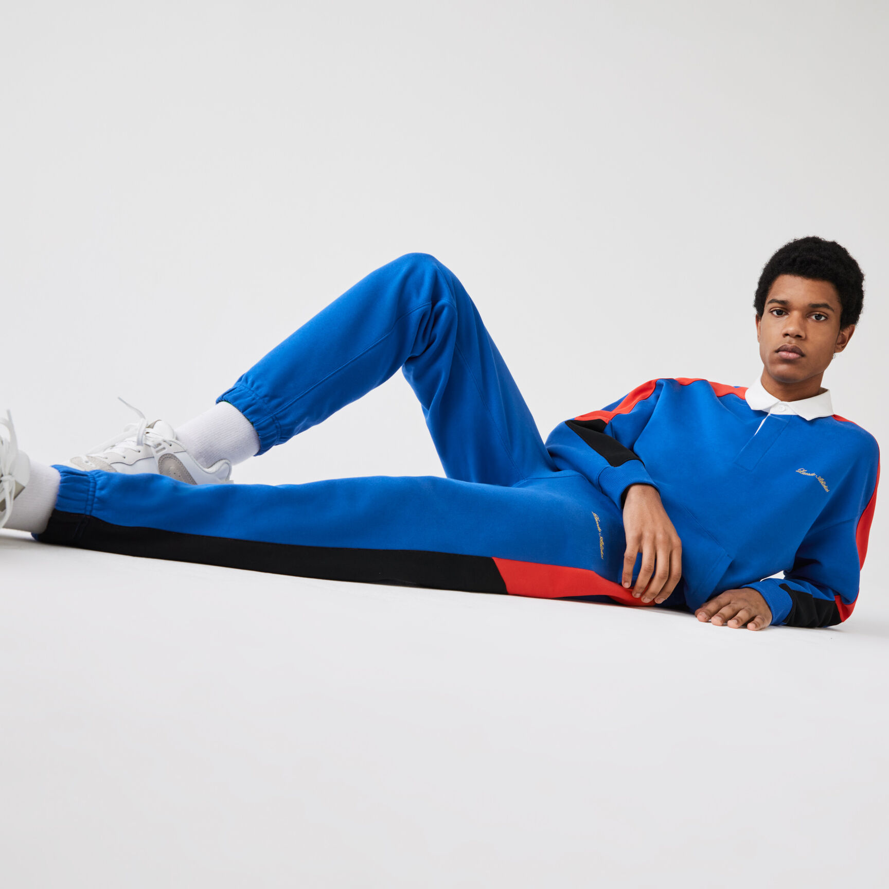 بنطال رياضي مزدوج اللون مع تطريز ذهبي مجموعة Lacoste LIVE للرجال بنطال رياضي مزدوج اللون مع تطريز ذهبي مجموعة Lacoste LIVE للرجال