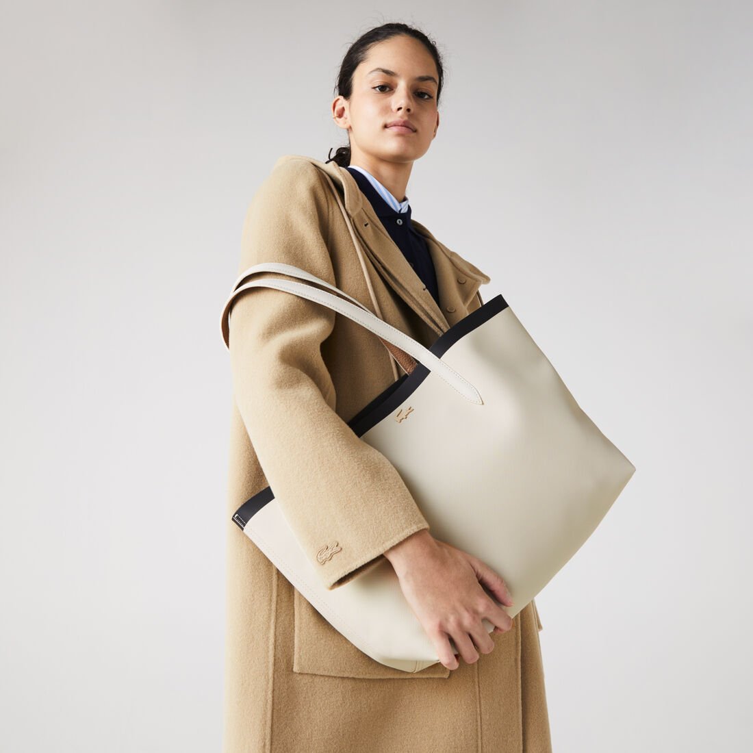 حقيبة توت من القماش المغلف بالبلاستيك يمكن استخدامها على الوجهين مع حزام بلون مختلف مجموعة Anna للنساء