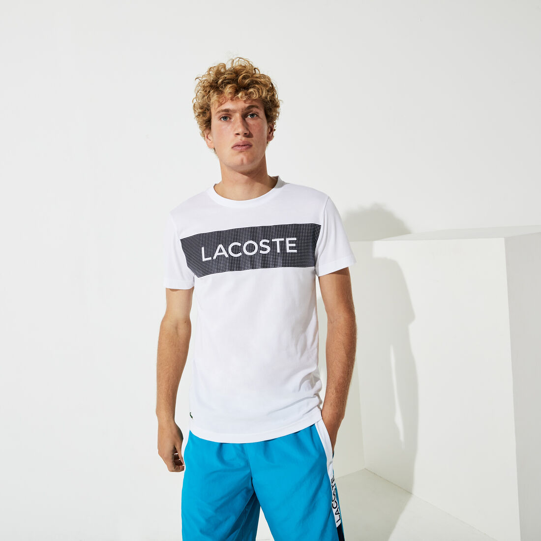 قميص تي-شيرت للرجال من مجموعة Lacoste SPORT مزدان بطبعات أنيقة