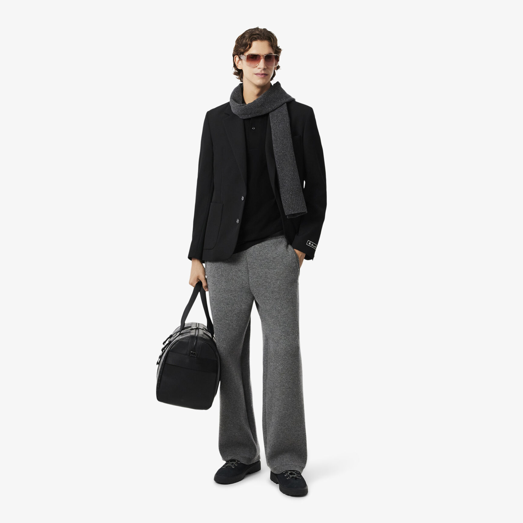 قميص بولو بقصة كلاسيكية وتفاصيل تطريز من قماش بيكيه.