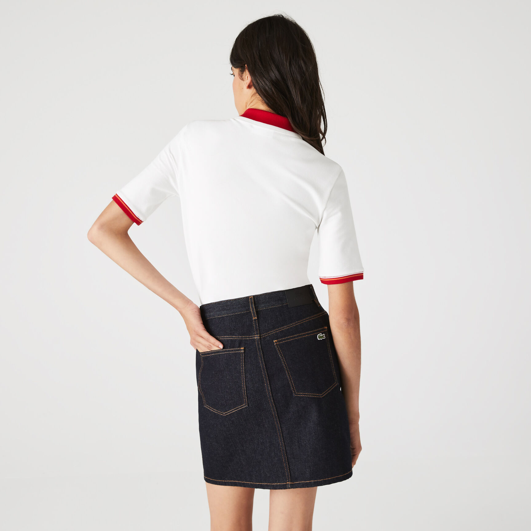 قميص بولو نسائي من قطن بيكيه المرن بياقة ضيقة وملون من Lacoste قميص بولو نسائي من قطن بيكيه المرن بياقة ضيقة وملون من Lacoste