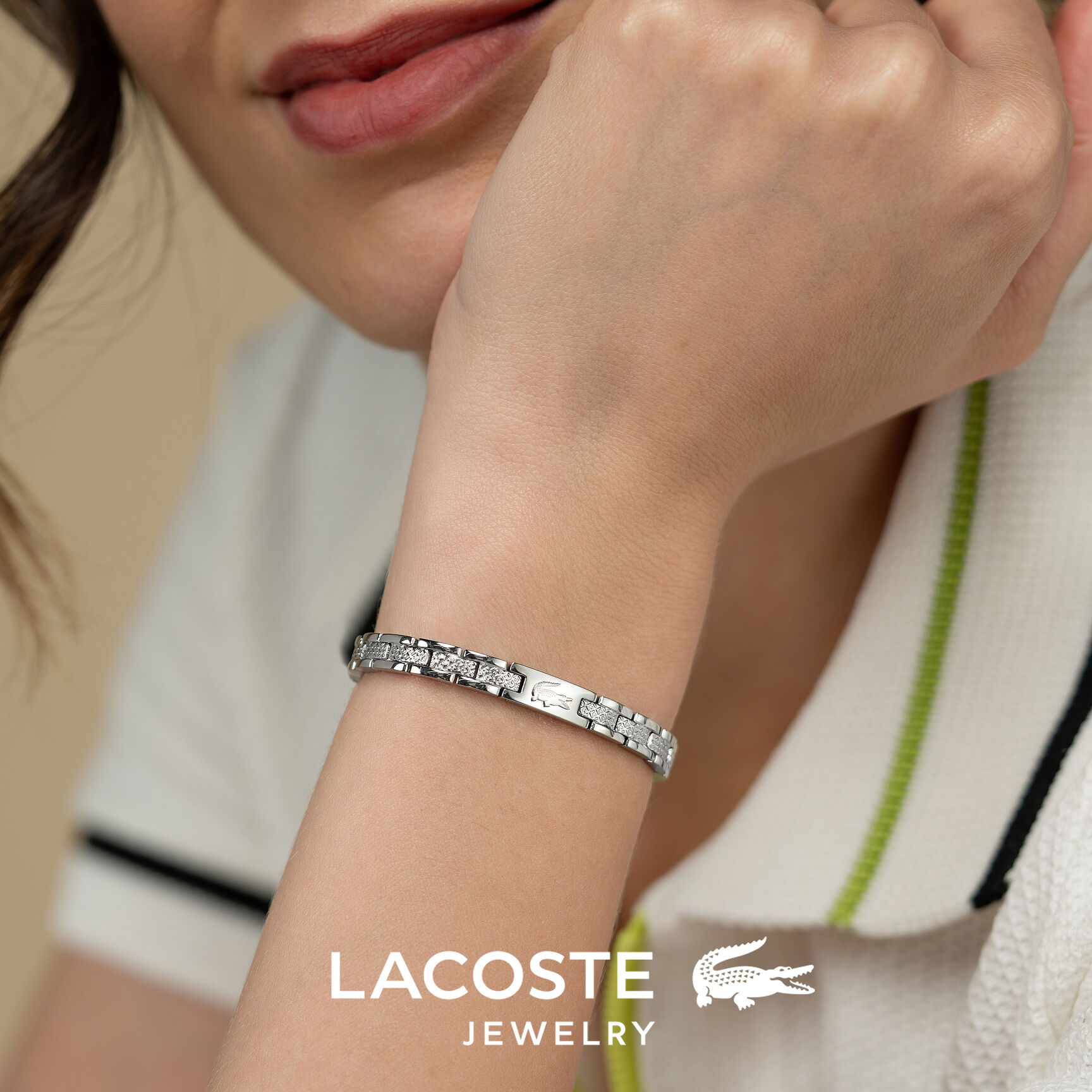 سوار نسائي بتصميم حلقات مترابطة