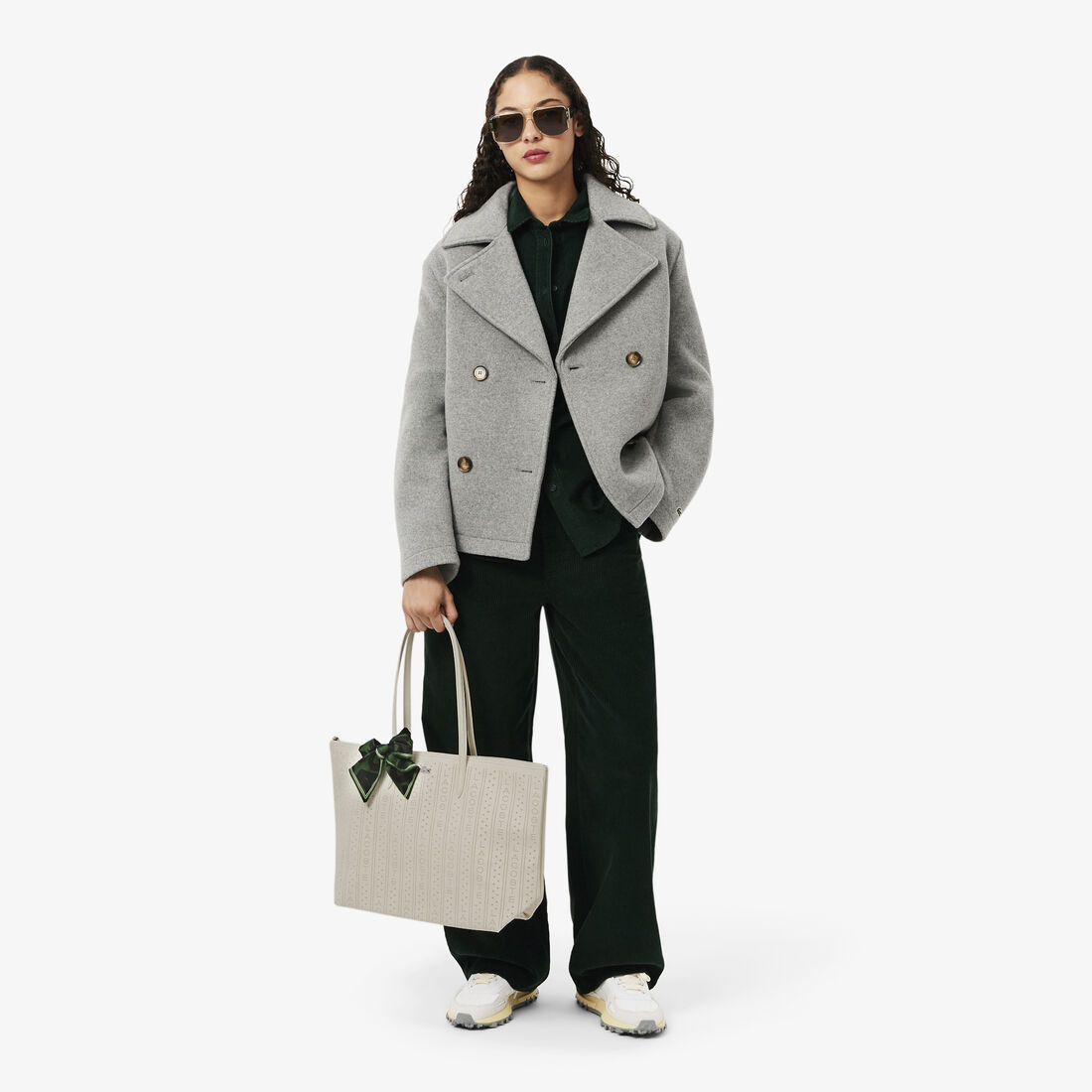 حقيبة يد كبيرة مثقبة من مجموعة L.12.12 كونسبت حقيبة يد كبيرة مثقبة من مجموعة L.12.12 كونسبت