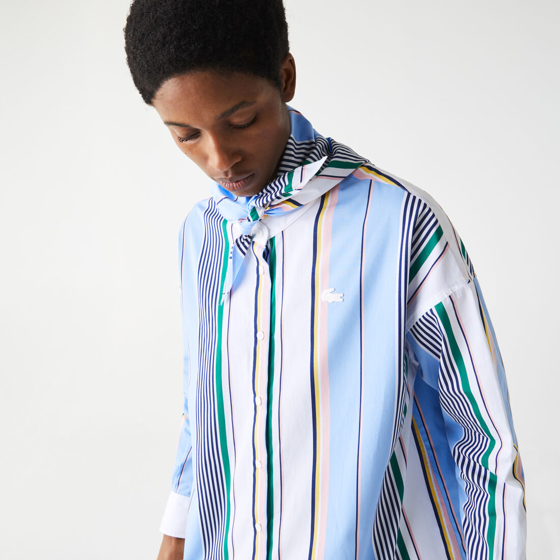 قميص قطني مقلم للنساء قصة كلاسيكية مع ياقة وشاح مجموعة Lacoste LIVE