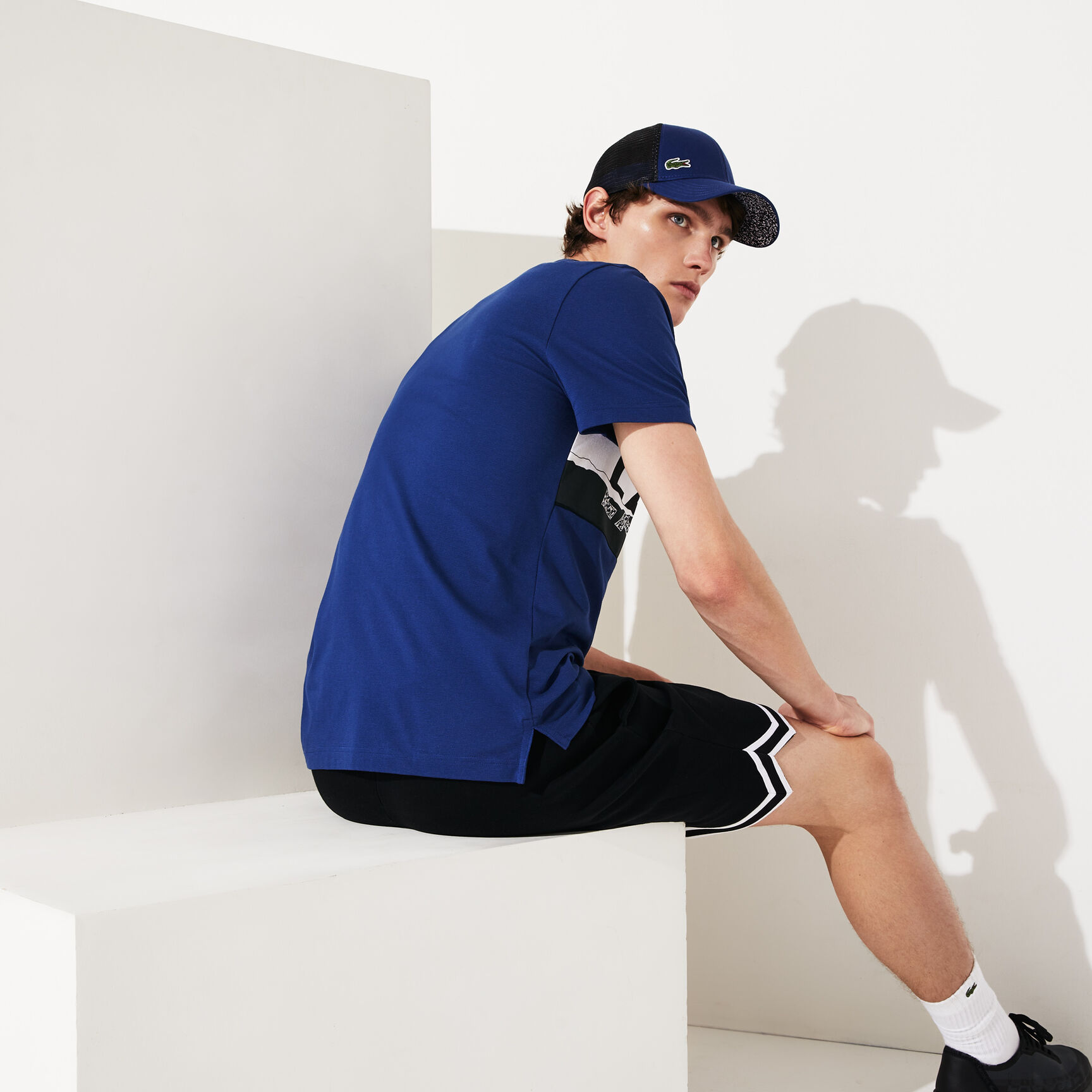 قميص بولو قطني فائق الخفة مزدان بطبعة غرافيك من مجموعة Lacoste SPORT للرجال قميص بولو قطني فائق الخفة مزدان بطبعة غرافيك من مجموعة Lacoste SPORT للرجال