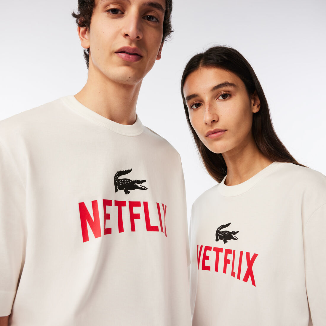 تيشيرت قطن عضوي بقصة فضفاضة للجنسين مجموعة Lacoste x Netflix تيشيرت قطن عضوي بقصة فضفاضة للجنسين مجموعة Lacoste x Netflix