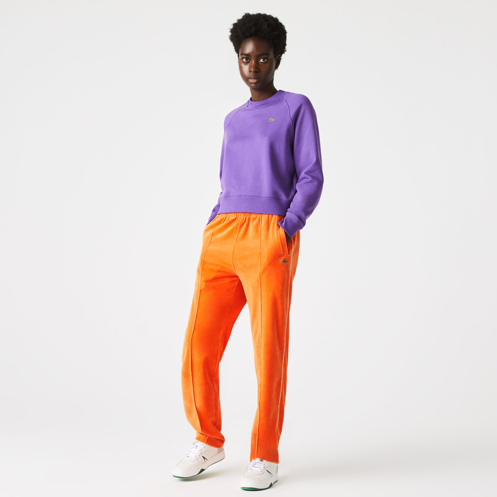 بنطلون رياضي مخمل للجنسين من مجموعة Lacoste L!VE