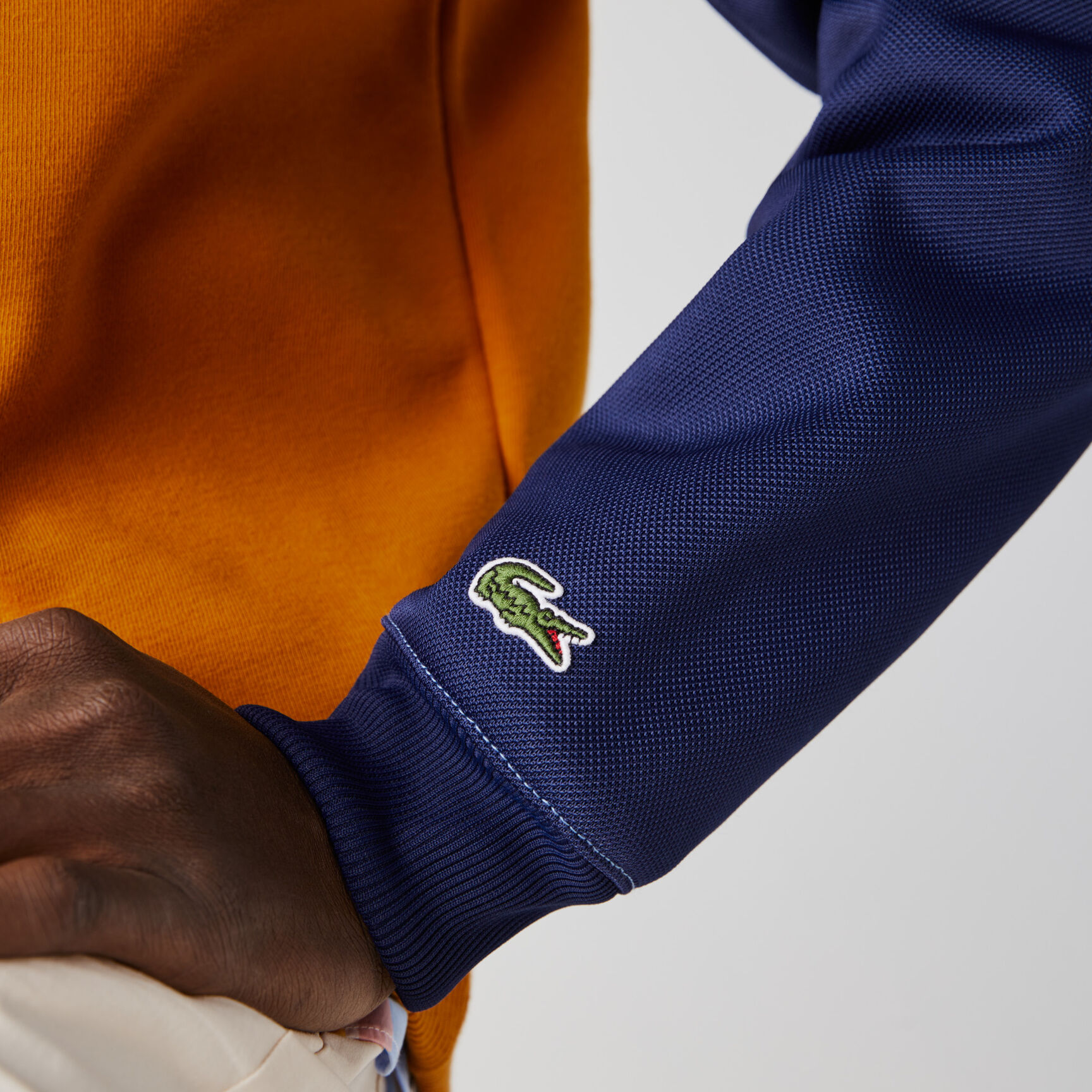 سويت شيرت بيكيه للرجال مع فتحة رقبة مستديرة ونقشات كتابية بكتل اللونية سويت شيرت بيكيه للرجال مع فتحة رقبة مستديرة ونقشات كتابية بكتل اللونية