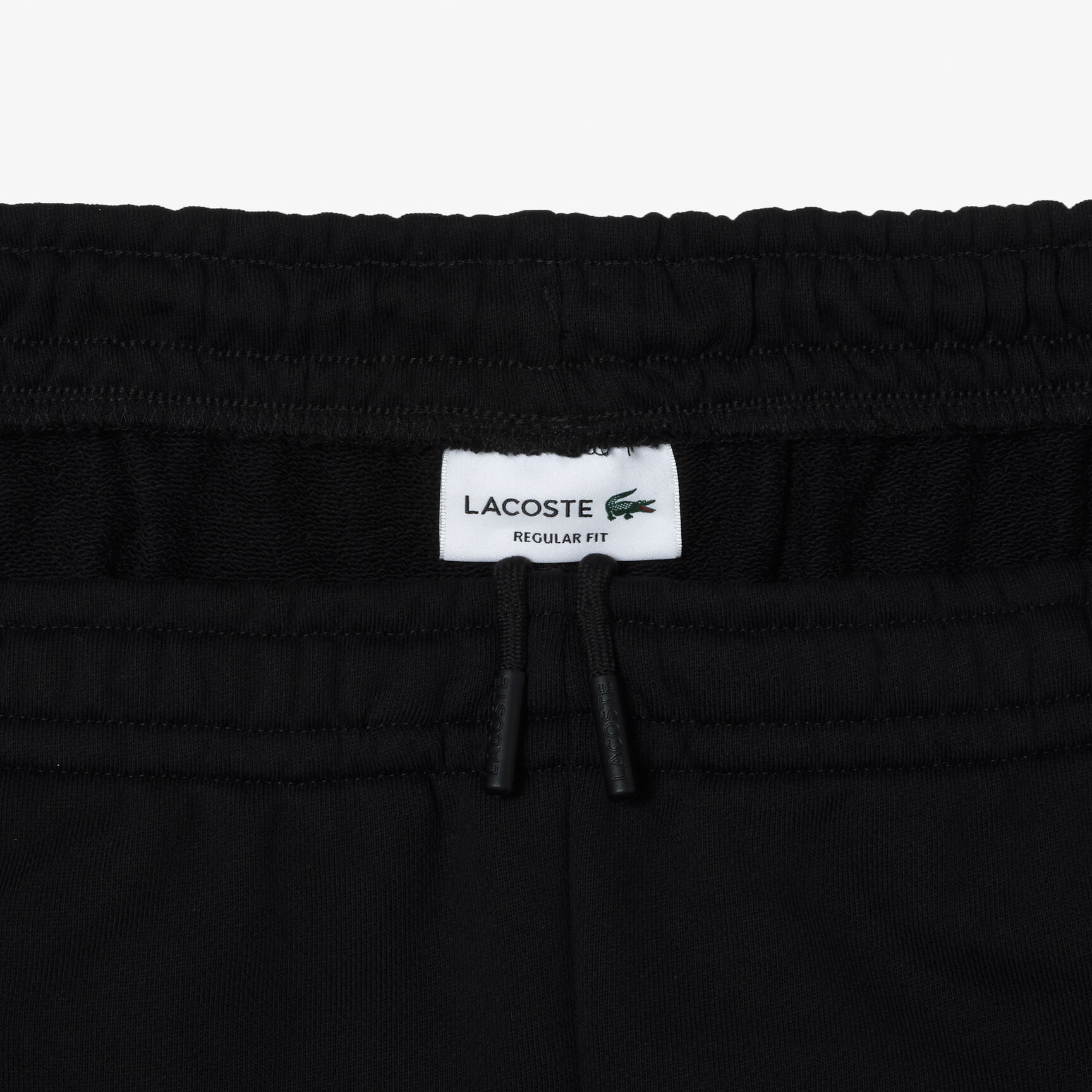 شورت مطرز من ألياف معاد تدويرها وبقصّة مريحة لارتداء