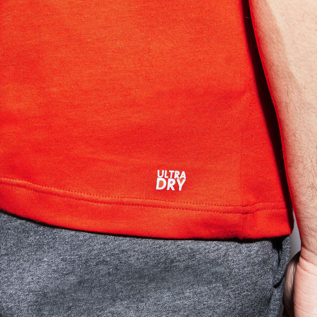 قميص تي-شيرت للرجال لرياضة التنس من الجيرسيه العملي بفتحة رقبة دائرية ومزدان بحروف أنيقة من مجموعة Lacoste SPORT قميص تي-شيرت للرجال لرياضة التنس من الجيرسيه العملي بفتحة رقبة دائرية ومزدان بحروف أنيقة من مجموعة Lacoste SPORT