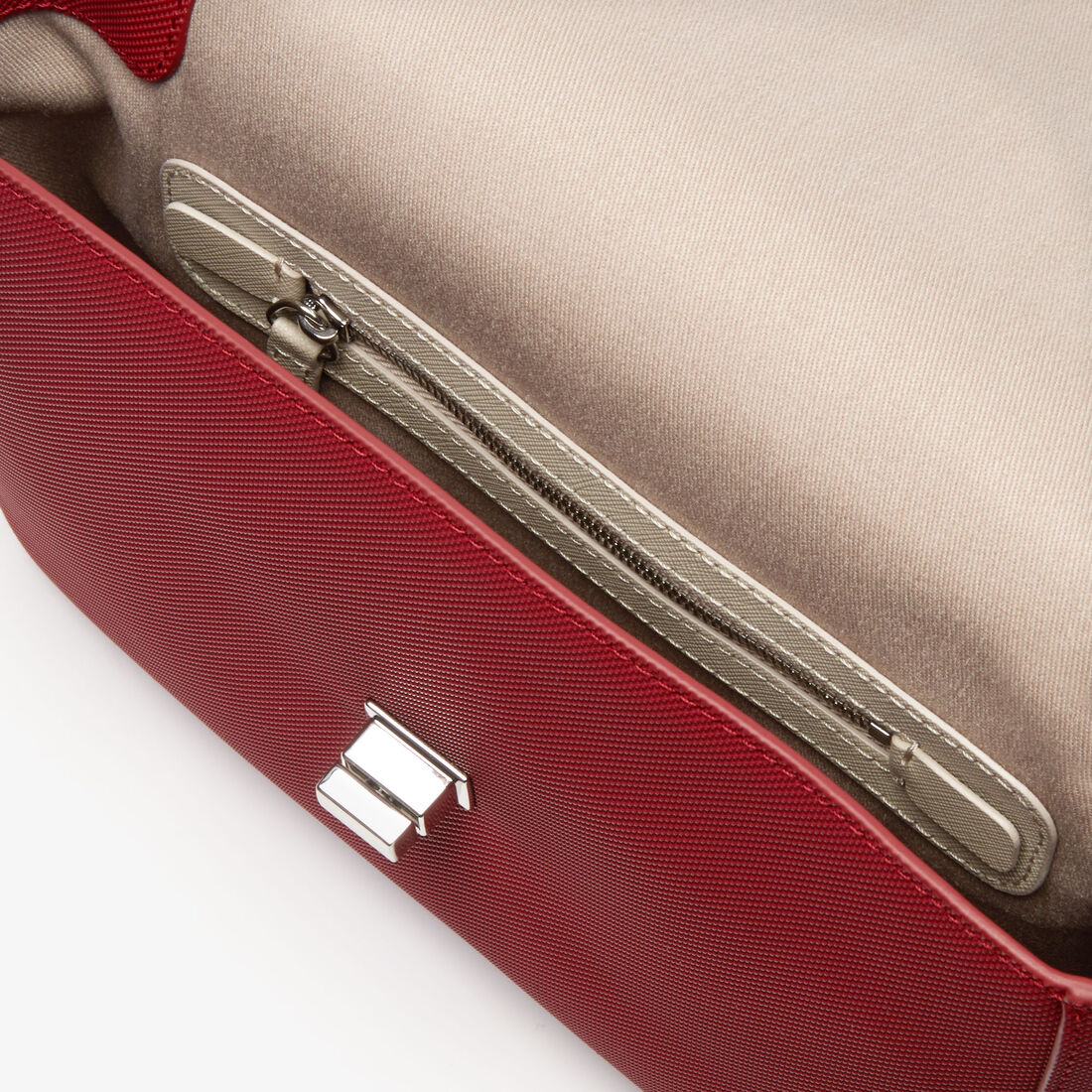 حقيبة كتف بمشبك محيكة من كنفا بيكيه بتصميم كلاسيكي عملي للسيدات من مجموعة Daily Classic حقيبة كتف بمشبك محيكة من كنفا بيكيه بتصميم كلاسيكي عملي للسيدات من مجموعة Daily Classic