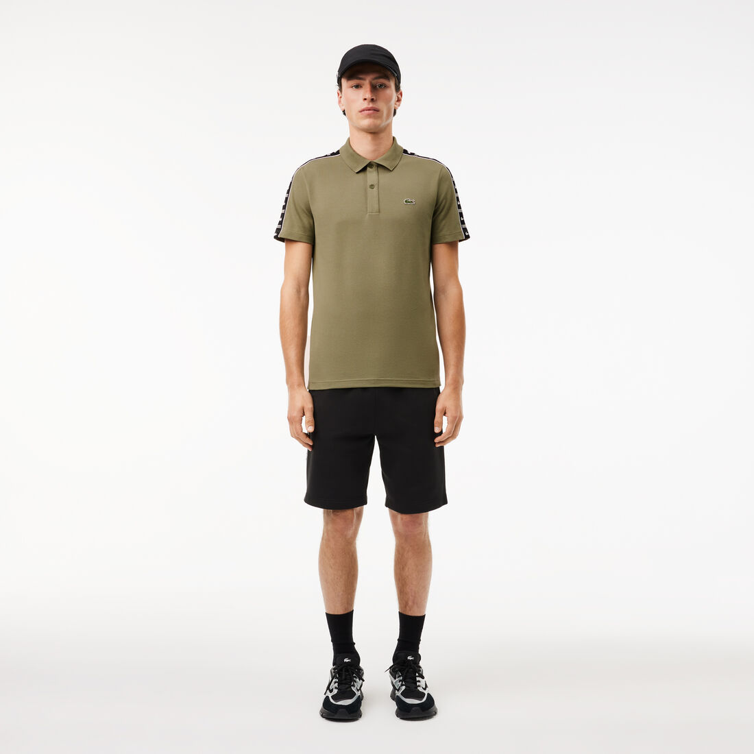 قميص بولو بيكيه بخطوط متباينة قميص بولو بيكيه بخطوط متباينة