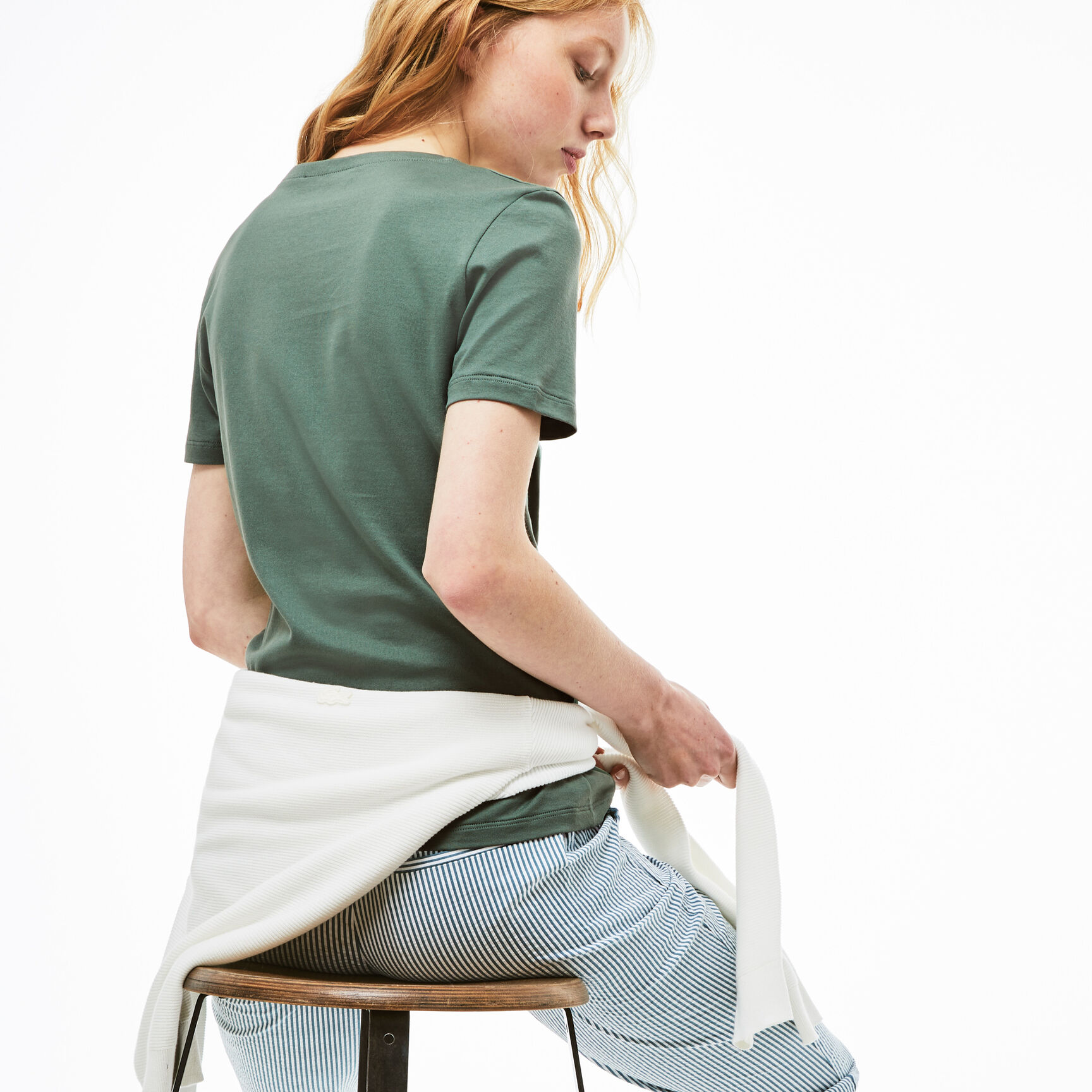 قميص تي-شيرت نسائي من قطن الجيرسيه ذو قصة ضيقة وفتحة رقبة على شكل حرف V قميص تي-شيرت نسائي من قطن الجيرسيه ذو قصة ضيقة وفتحة رقبة على شكل حرف V