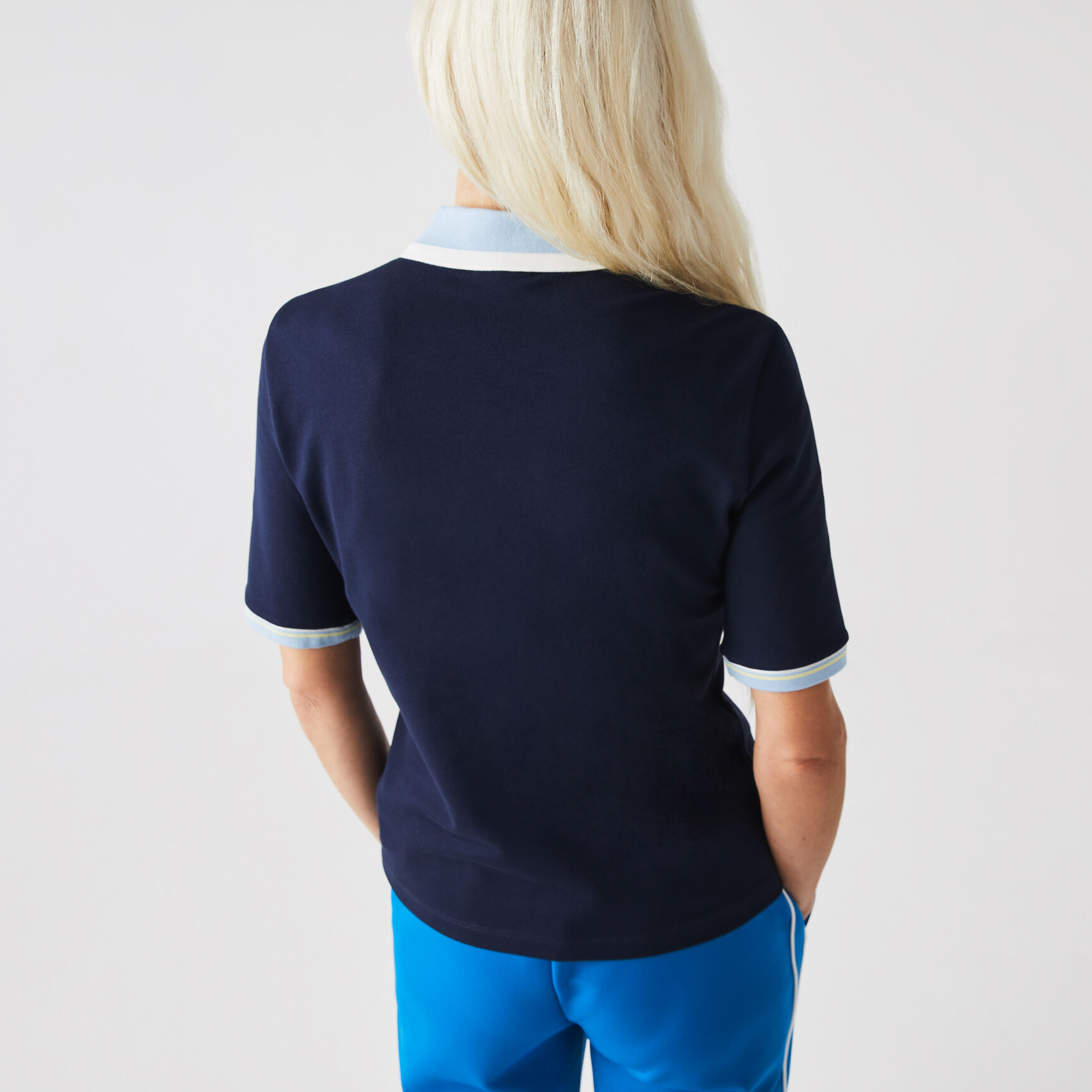 قميص بولو نسائي من قطن بيكيه المرن بياقة ضيقة وملون من Lacoste قميص بولو نسائي من قطن بيكيه المرن بياقة ضيقة وملون من Lacoste