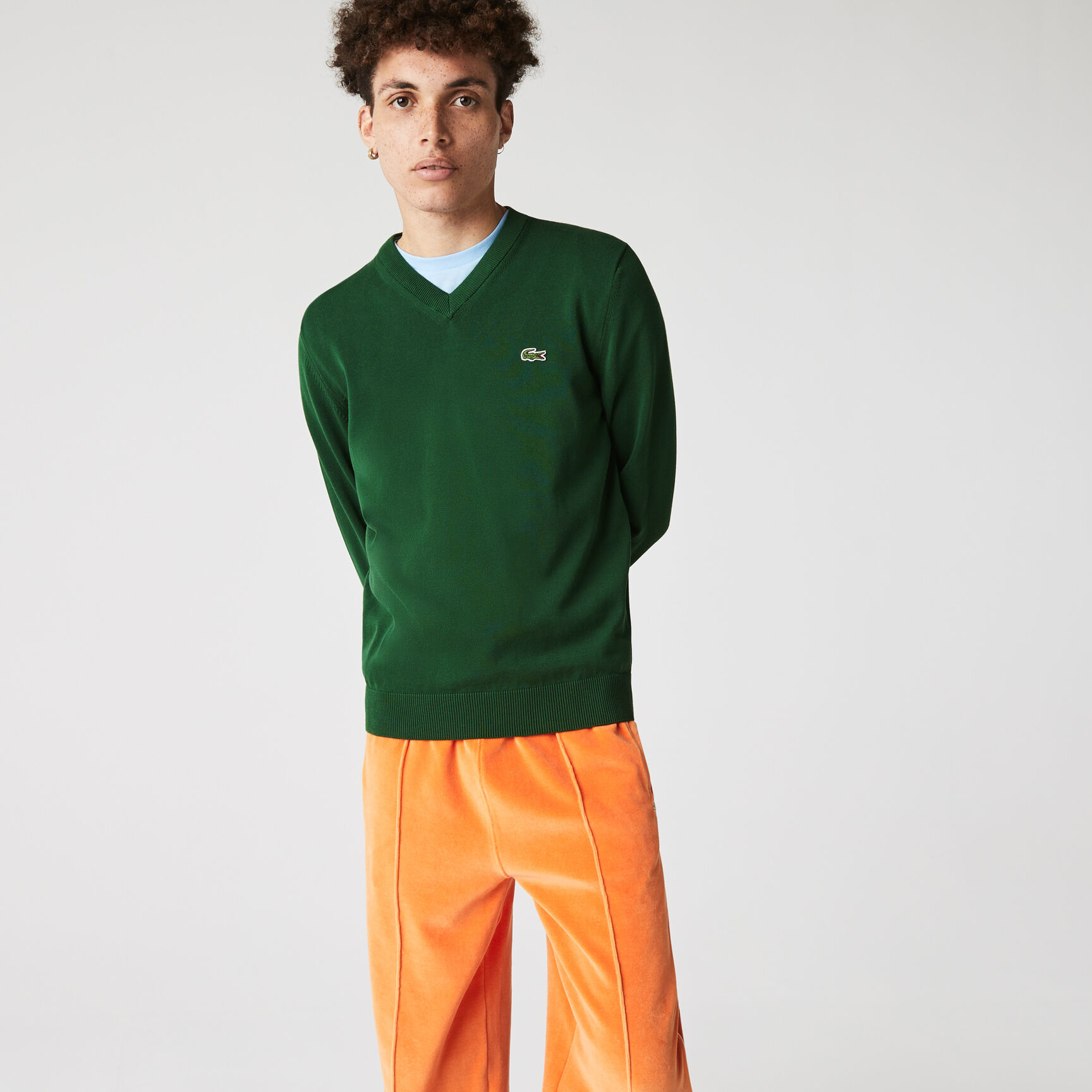 سترة قطنية أحادية اللون بفتحة رقبة على شكل حرف V