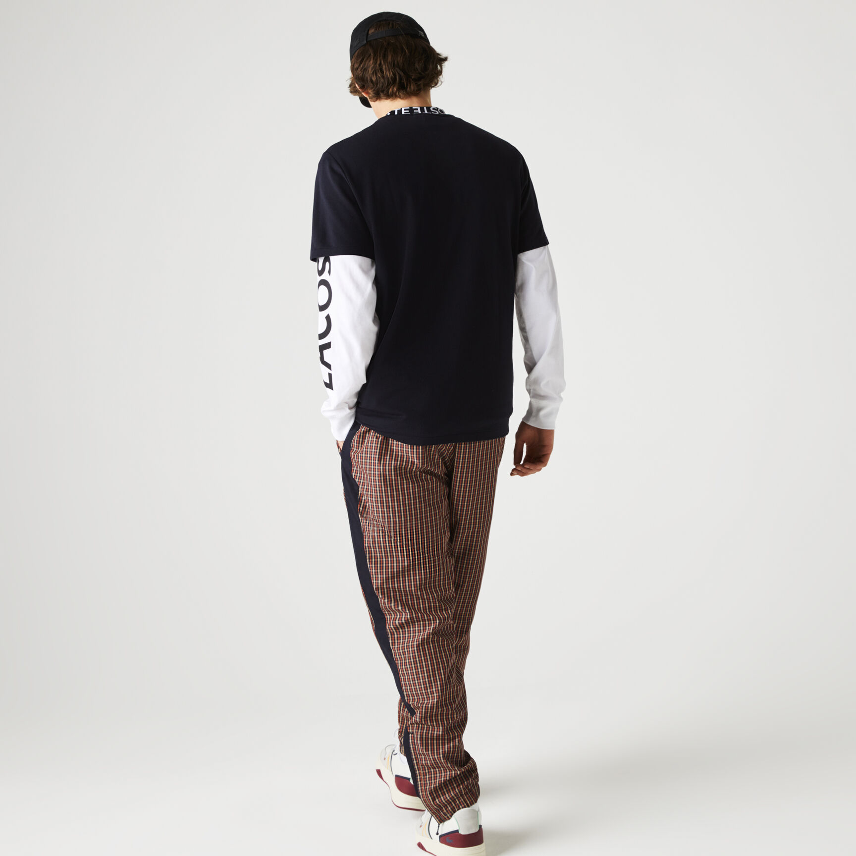 تيشيرت بيكيه خفيف بشعار الماركة على الياقة للرجال تيشيرت بيكيه خفيف بشعار الماركة على الياقة للرجال