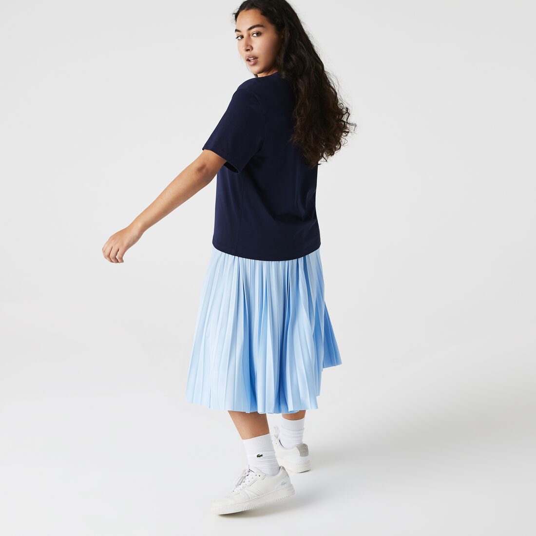 تي شيرت قطن بقصّة فضفاضة وفتحة رقبة على شكل حرف V للنساء تي شيرت قطن بقصّة فضفاضة وفتحة رقبة على شكل حرف V للنساء