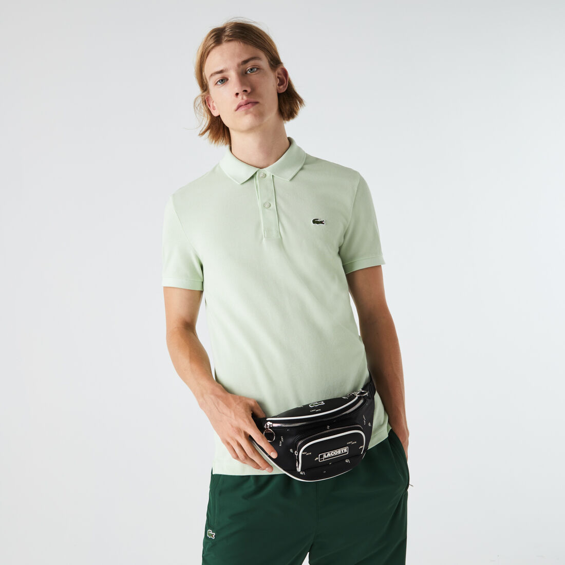 حقيبة خصر بسحاب من القماش المغلف بالبلاستيك مع طبعات بحروف Lacoste للرجال