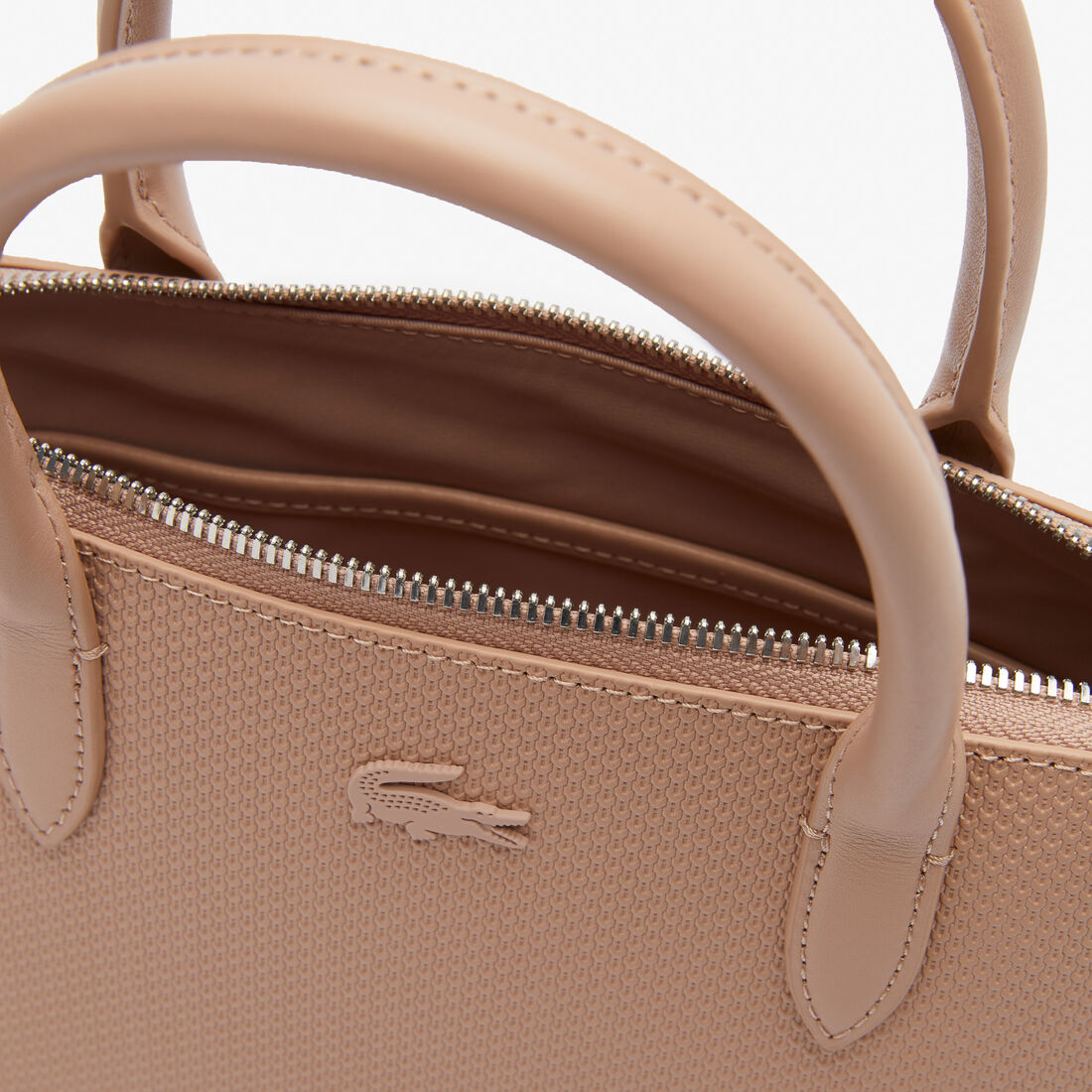 حقيبة شانتاكو بوغاتي صغيرة من جلد بيكيه حقيبة شانتاكو بوغاتي صغيرة من جلد بيكيه