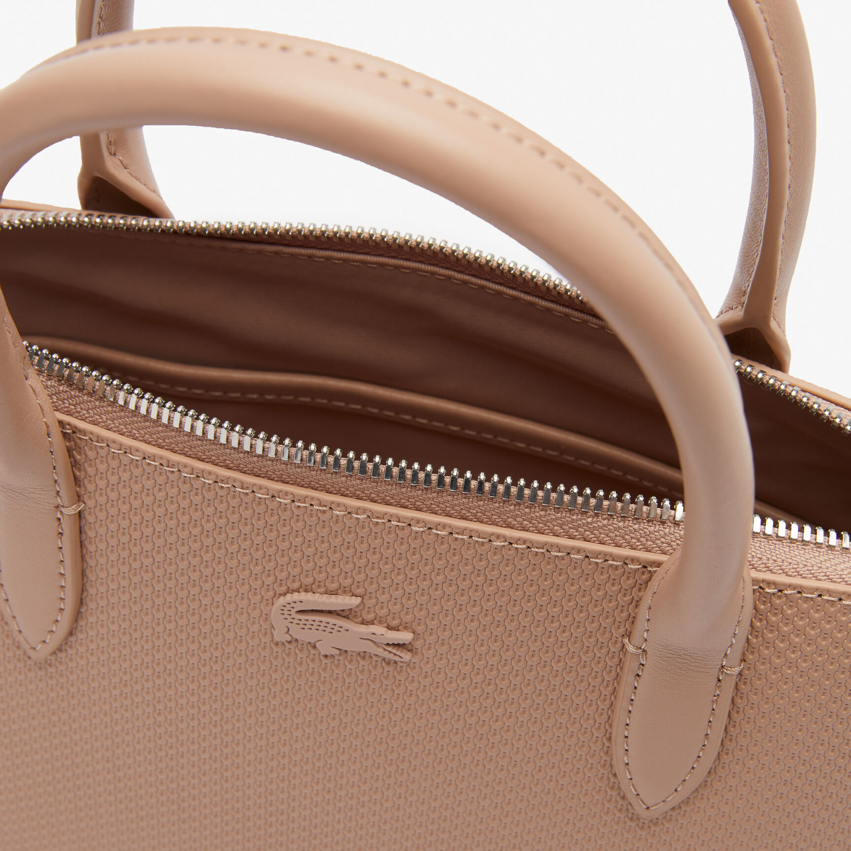 حقيبة شانتاكو بوغاتي صغيرة من جلد بيكيه حقيبة شانتاكو بوغاتي صغيرة من جلد بيكيه