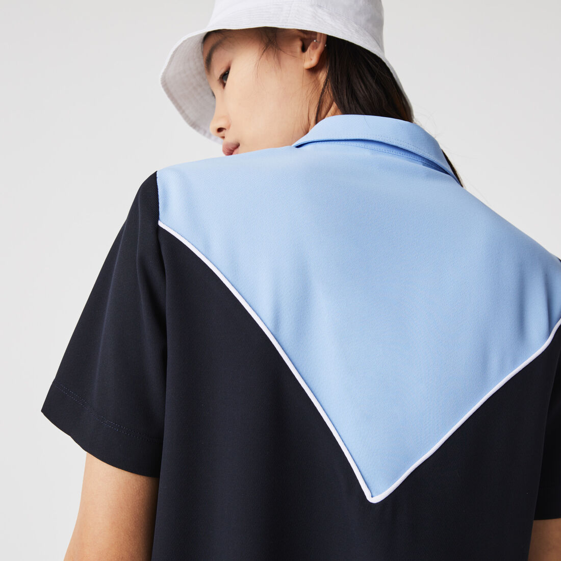 فستان بولو انسيابي بكتل لونية وياقة بسحاب للنساء فستان بولو انسيابي بكتل لونية وياقة بسحاب للنساء