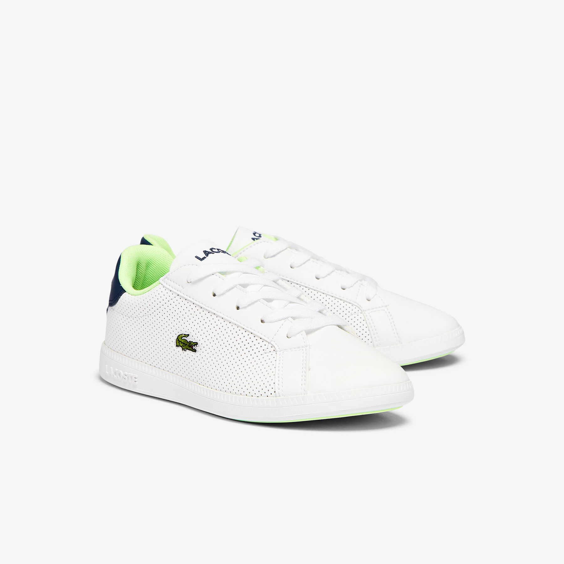 لاكوست سنيكرز جراديويت بتصميم مثقوب من خامات صناعية للأطفال