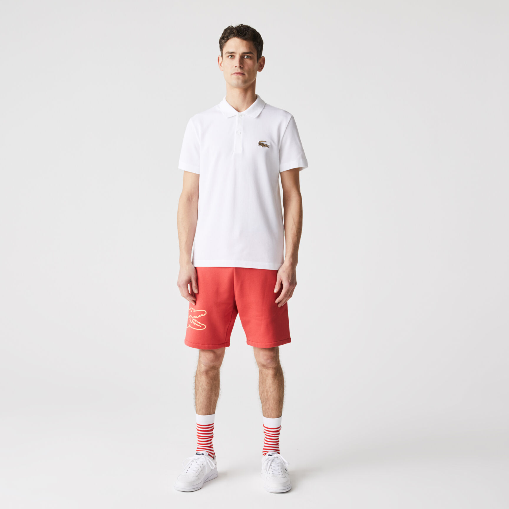 قميص بولو من بيكيه القطن للرجال بقصة عادية وشارة