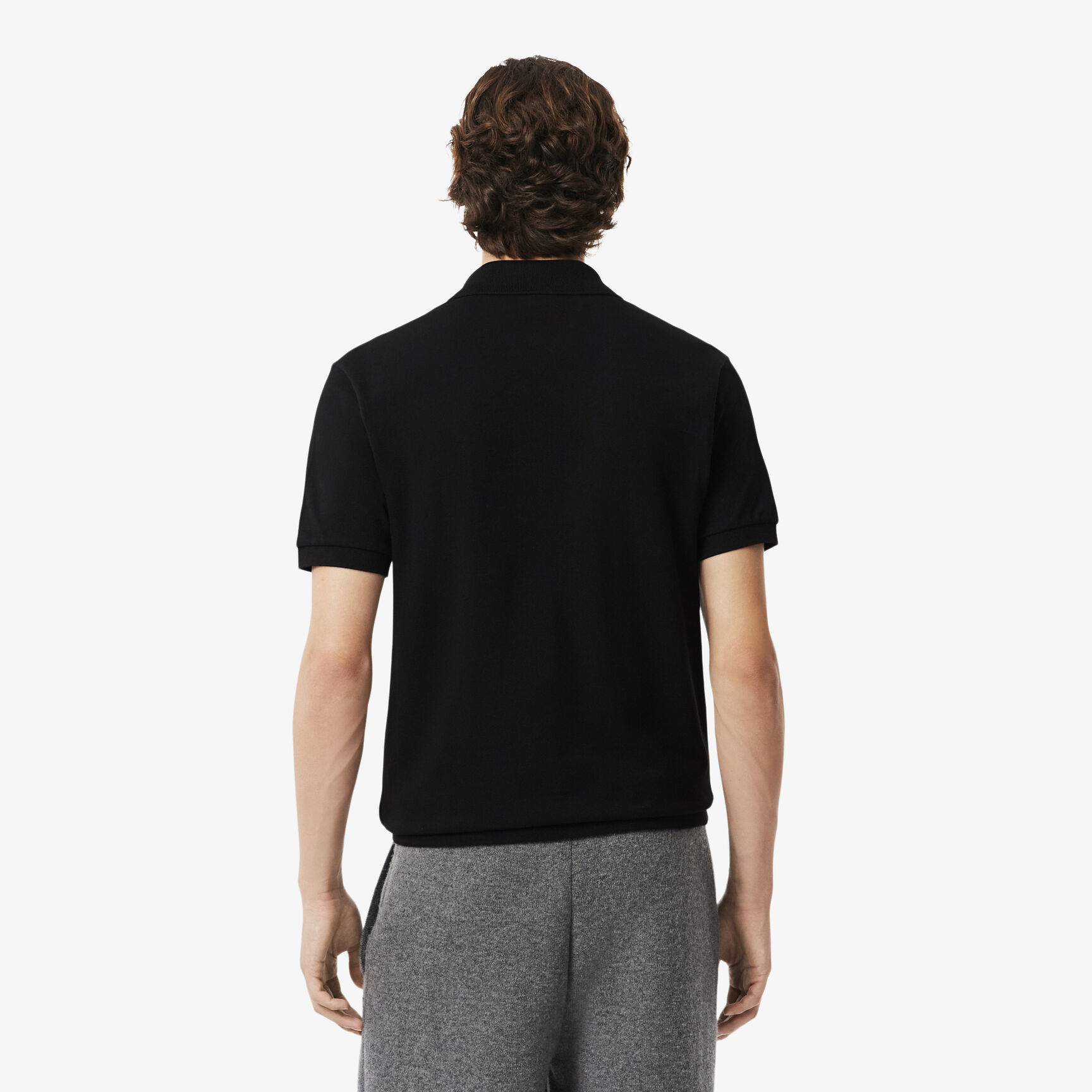 قميص بولو بقصة كلاسيكية وتفاصيل تطريز من قماش بيكيه.