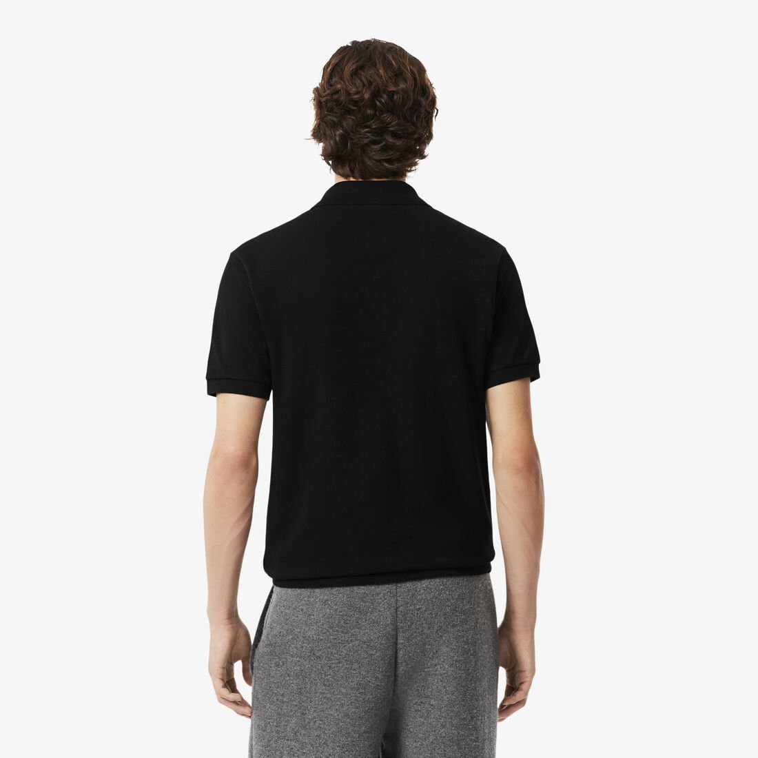 قميص بولو بقصة كلاسيكية وتفاصيل تطريز من قماش بيكيه. قميص بولو بقصة كلاسيكية وتفاصيل تطريز من قماش بيكيه.