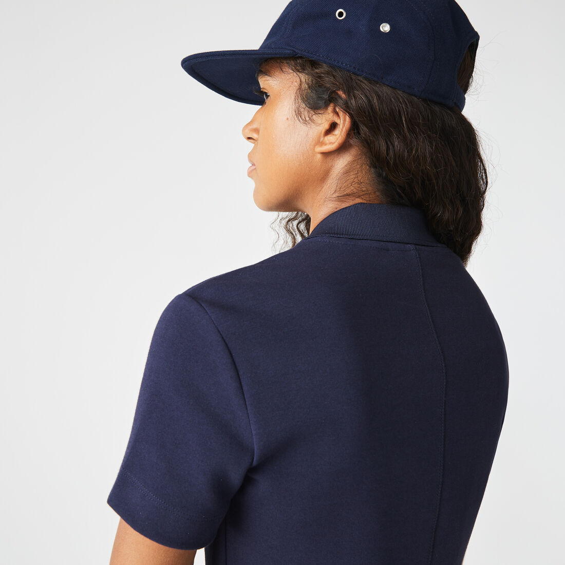 فستان بولو جيرسيه طبقتين بشعار الماركة بلون مغاير للنساء فستان بولو جيرسيه طبقتين بشعار الماركة بلون مغاير للنساء