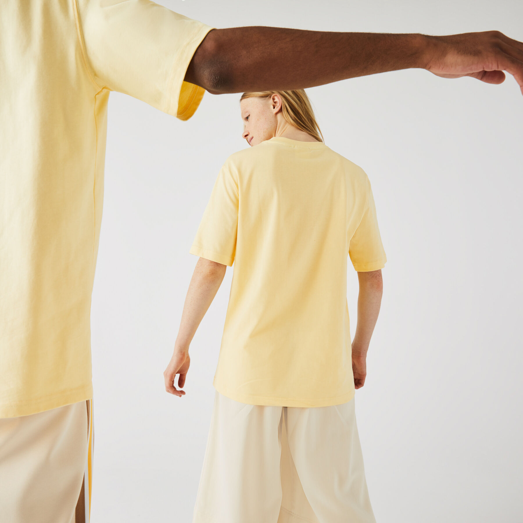 لاكوست تي شيرت قطن للجنسين بحروف وقصة فضفاضة مجموعة lacoste live