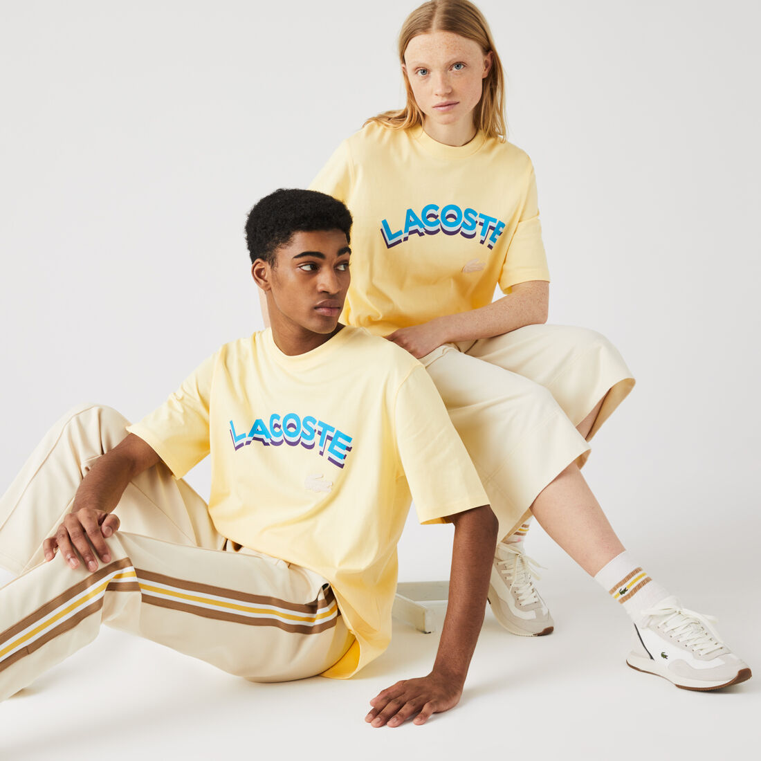 تي شيرت قطن للجنسين بحروف وقصة فضفاضة مجموعة Lacoste LIVE