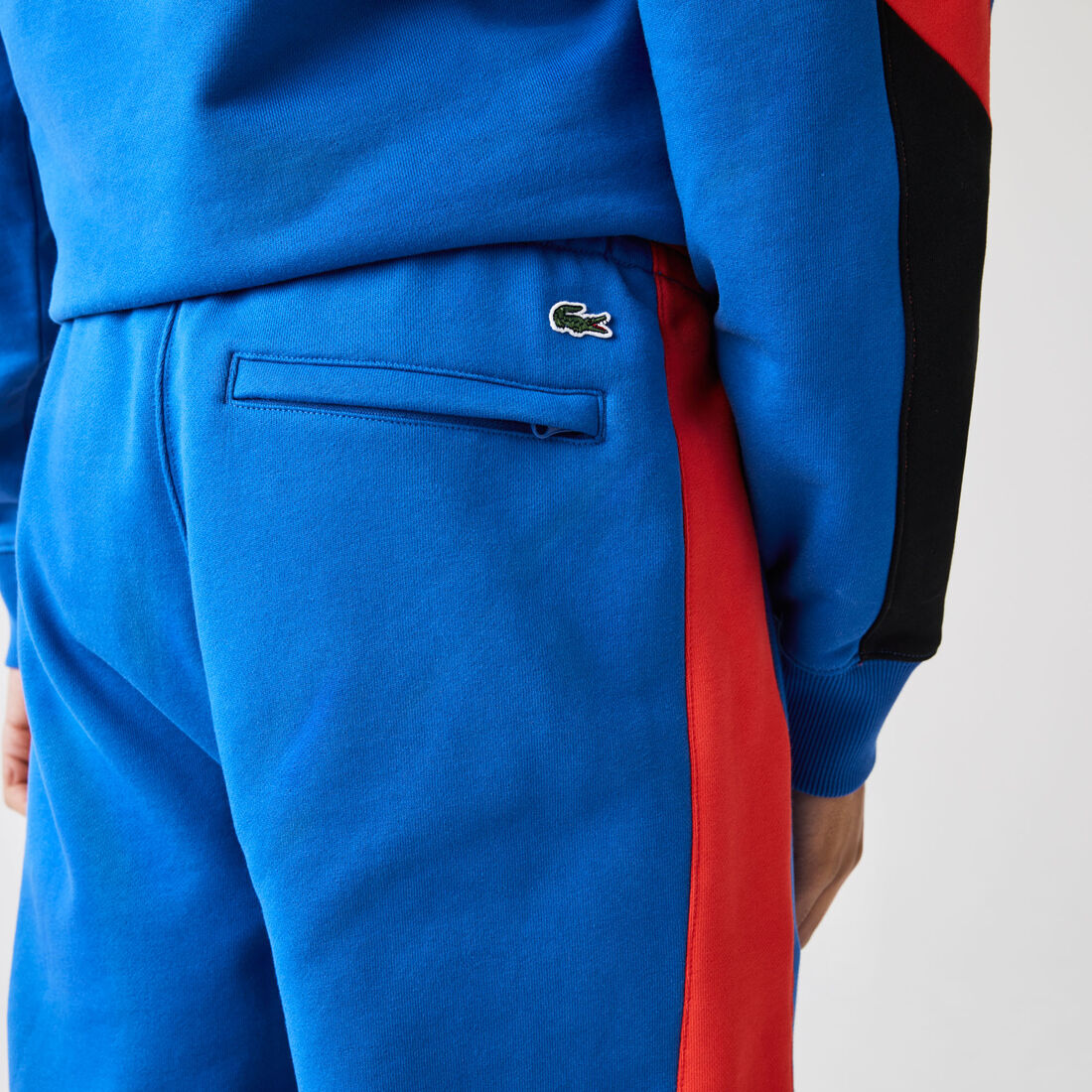 بنطال رياضي مزدوج اللون مع تطريز ذهبي مجموعة Lacoste LIVE للرجال بنطال رياضي مزدوج اللون مع تطريز ذهبي مجموعة Lacoste LIVE للرجال