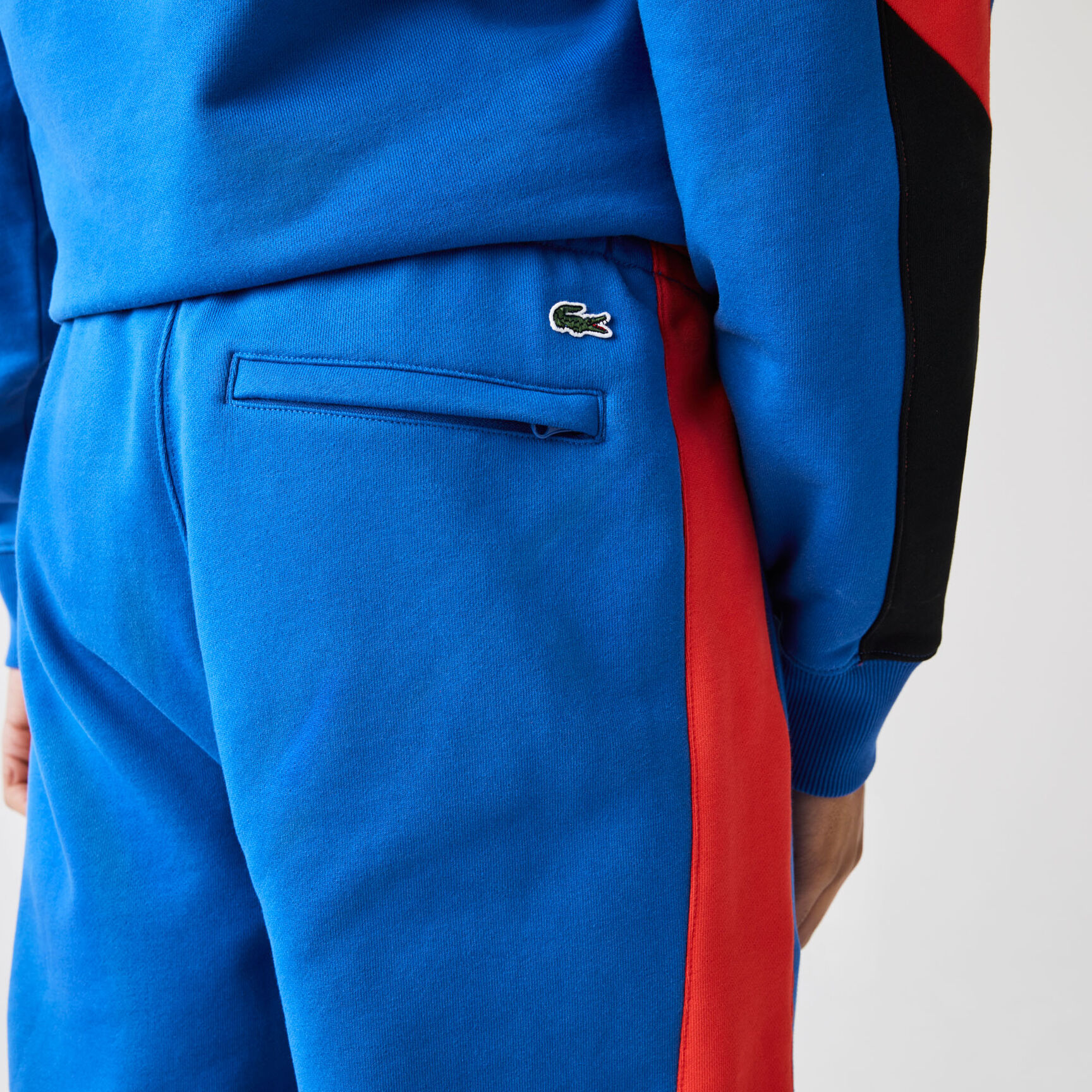 بنطال رياضي مزدوج اللون مع تطريز ذهبي مجموعة Lacoste LIVE للرجال بنطال رياضي مزدوج اللون مع تطريز ذهبي مجموعة Lacoste LIVE للرجال