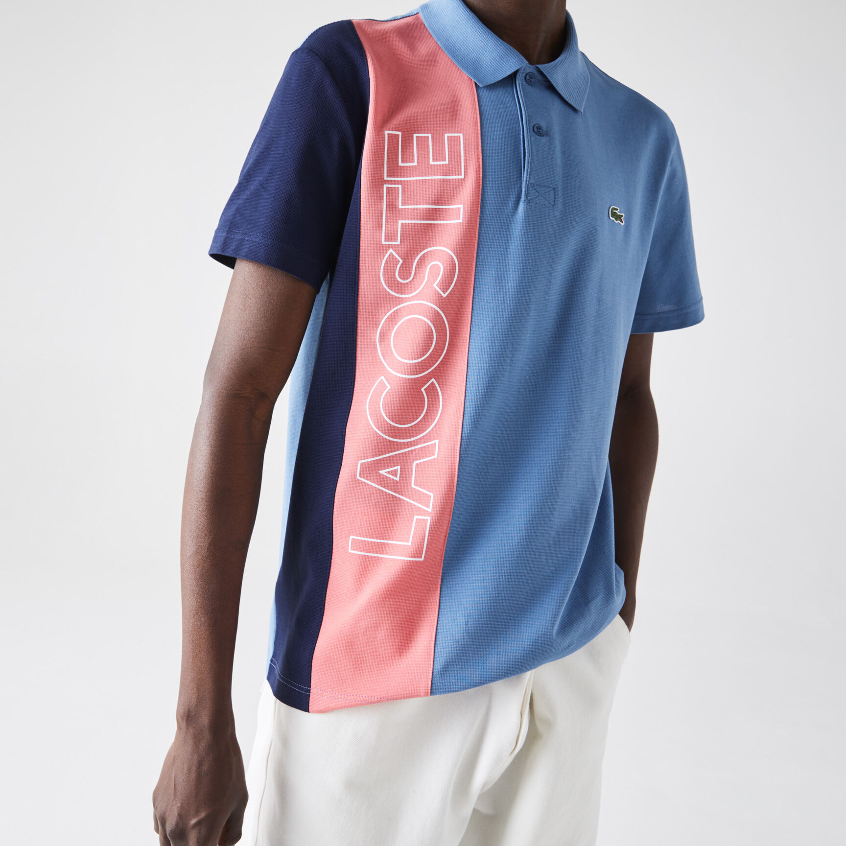 قميص بولو للرجال قصة عادية بكتل لونية من نسيج محبوك فائق الخفة