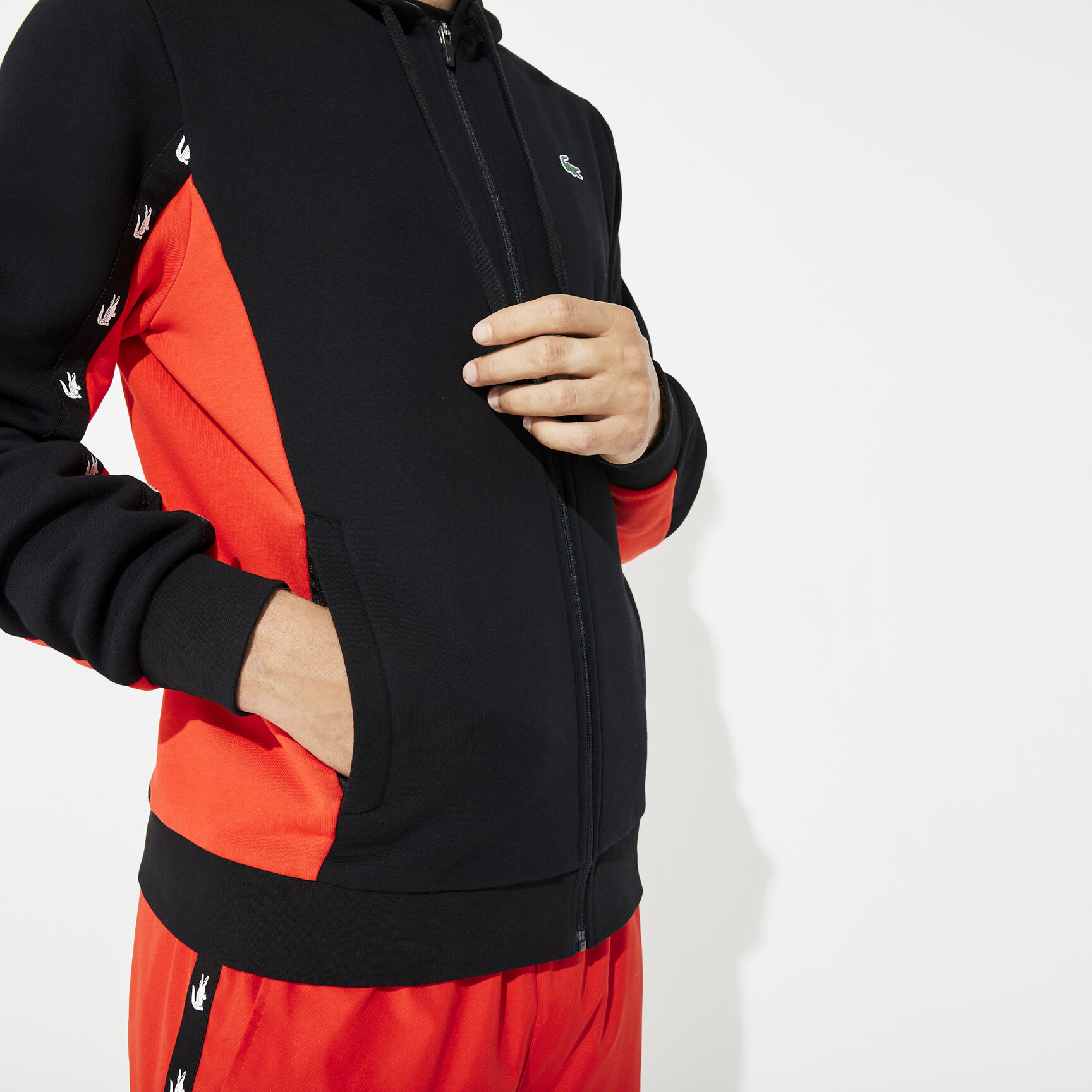 قميص ثقيل للرجال مصنوع من الصوف بلونين ومزود بغطاء رأس من مجموعة Lacoste SPORT