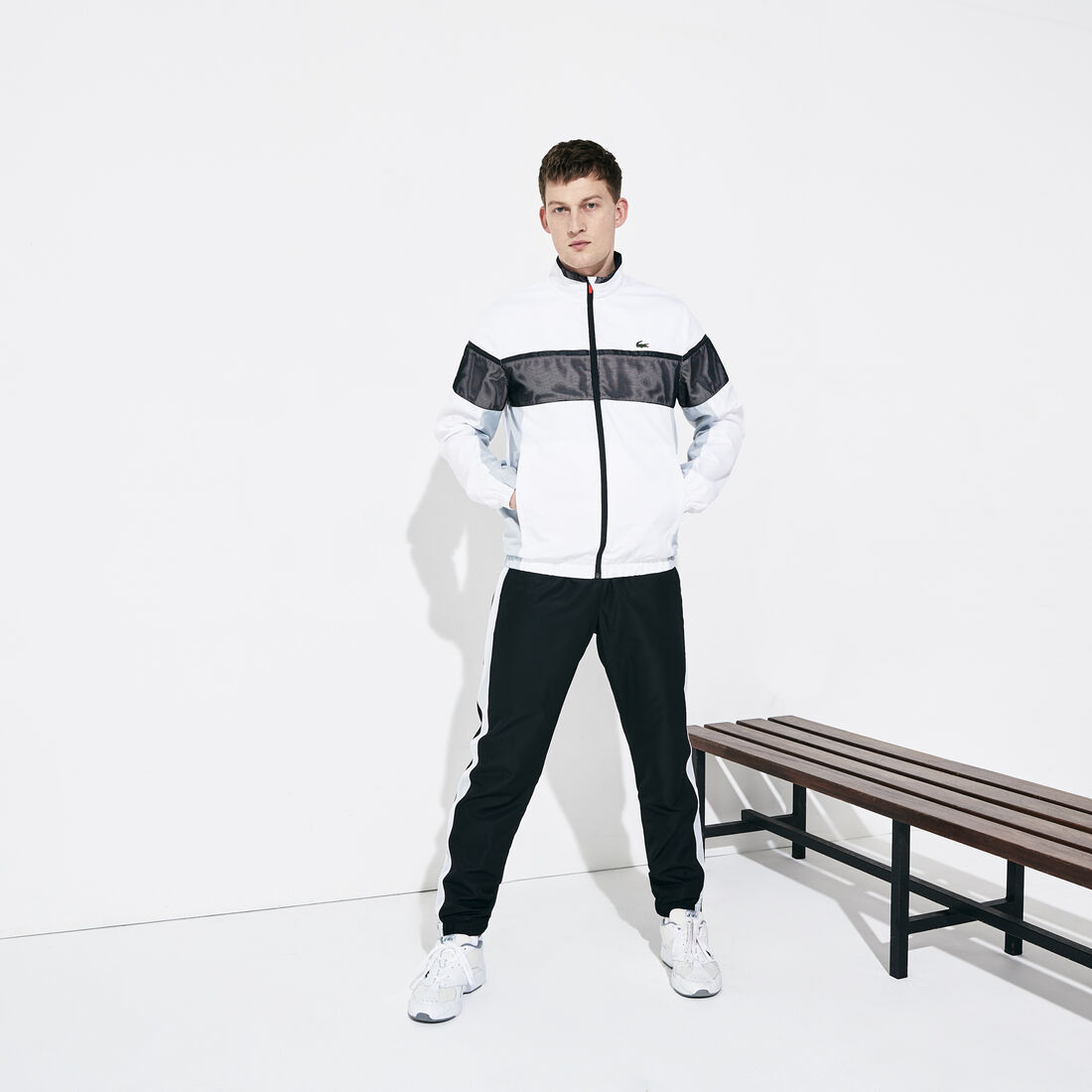 بذلة رياضية للعب رياضة التنس من الجيرسيه والتفتا من مجموعة Lacoste SPORT للرجال