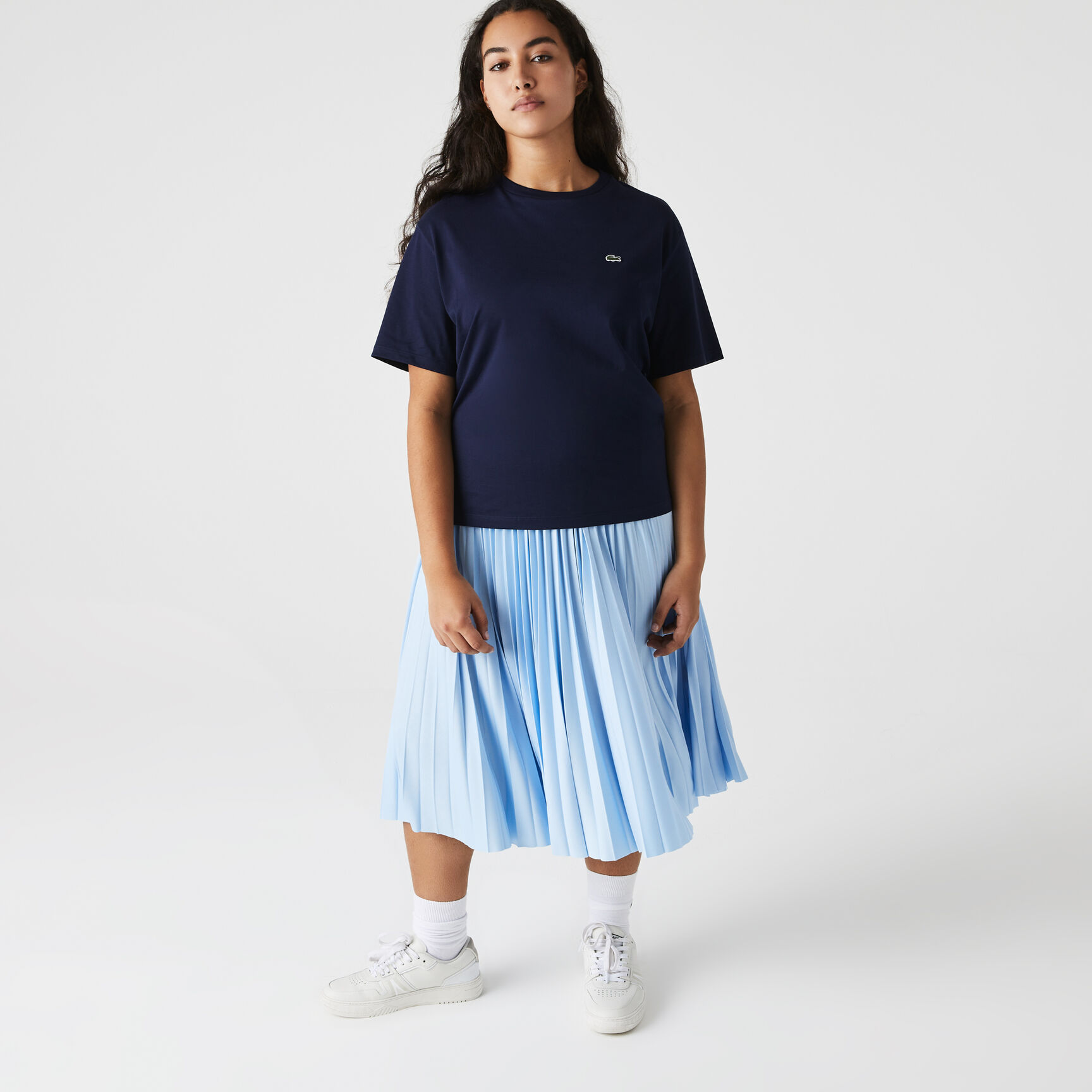 تي شيرت قطن بقصّة فضفاضة وفتحة رقبة على شكل حرف V&rlm; للنساء