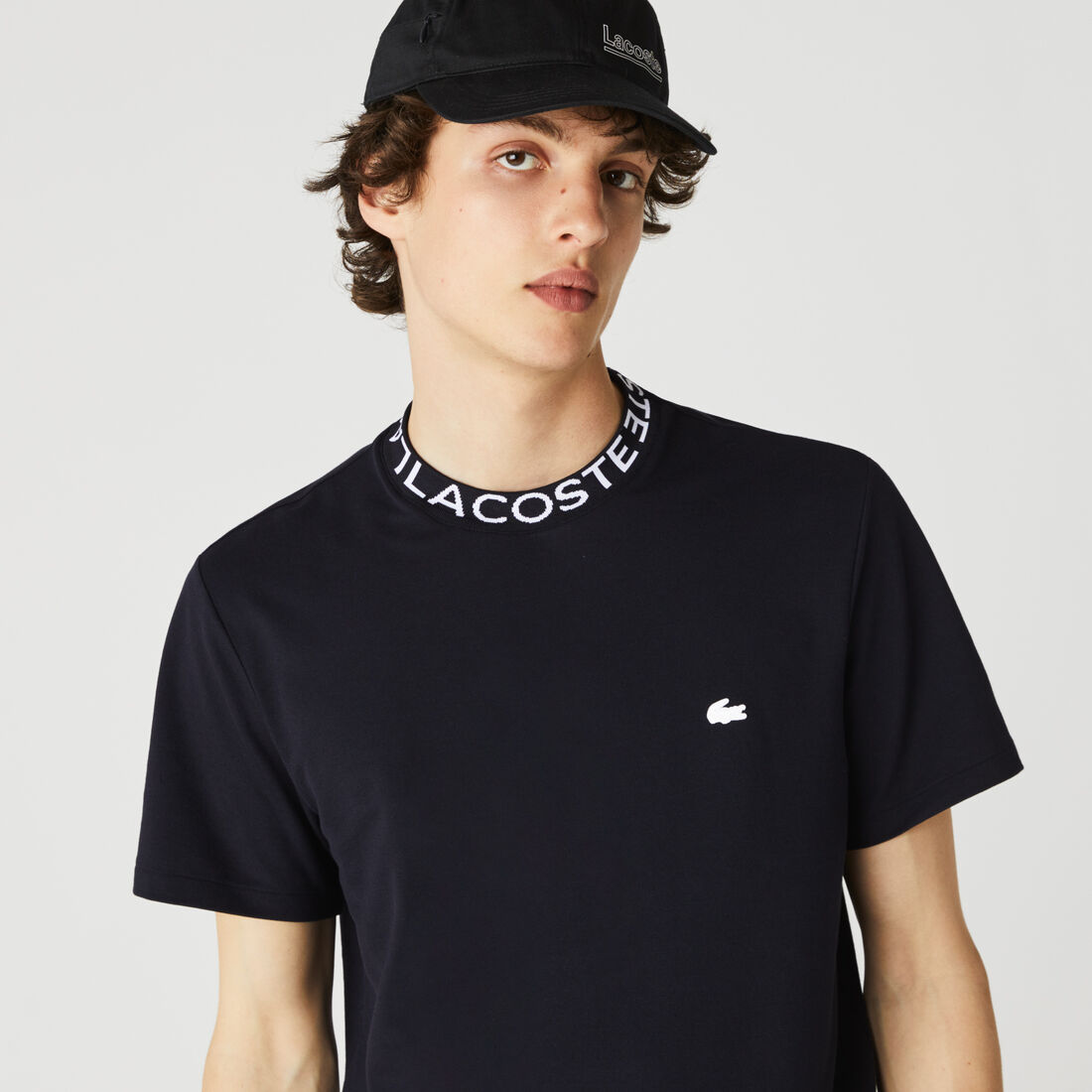 تيشيرت بيكيه خفيف بشعار الماركة على الياقة للرجال تيشيرت بيكيه خفيف بشعار الماركة على الياقة للرجال