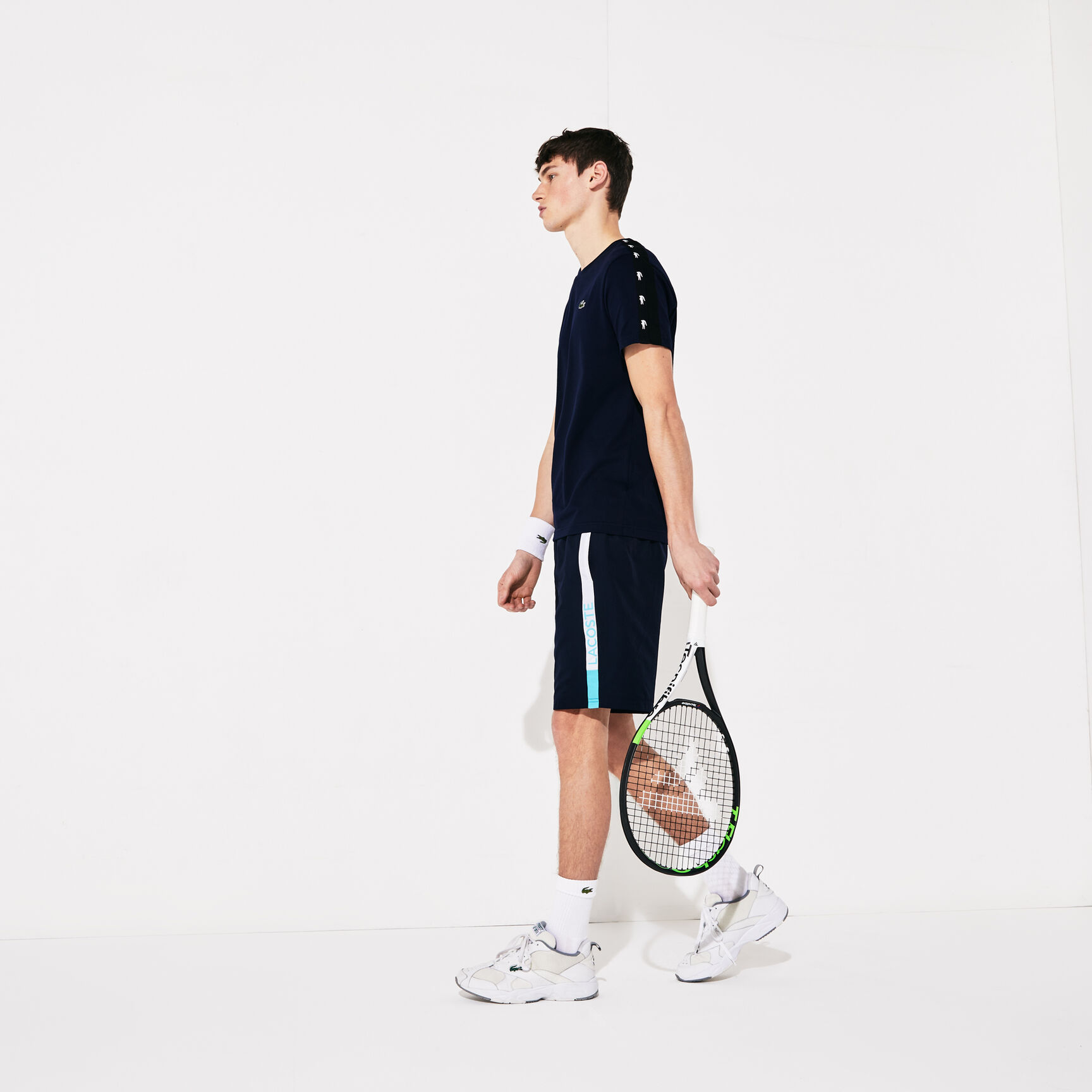 شورت من قماش خفيف مزدان بخطوط ذات ألوان متباينة من مجموعة Lacoste SPORT للرجال