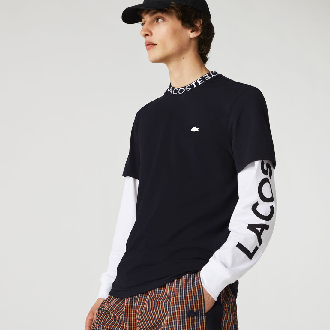 تيشيرت بيكيه خفيف بشعار الماركة على الياقة للرجال